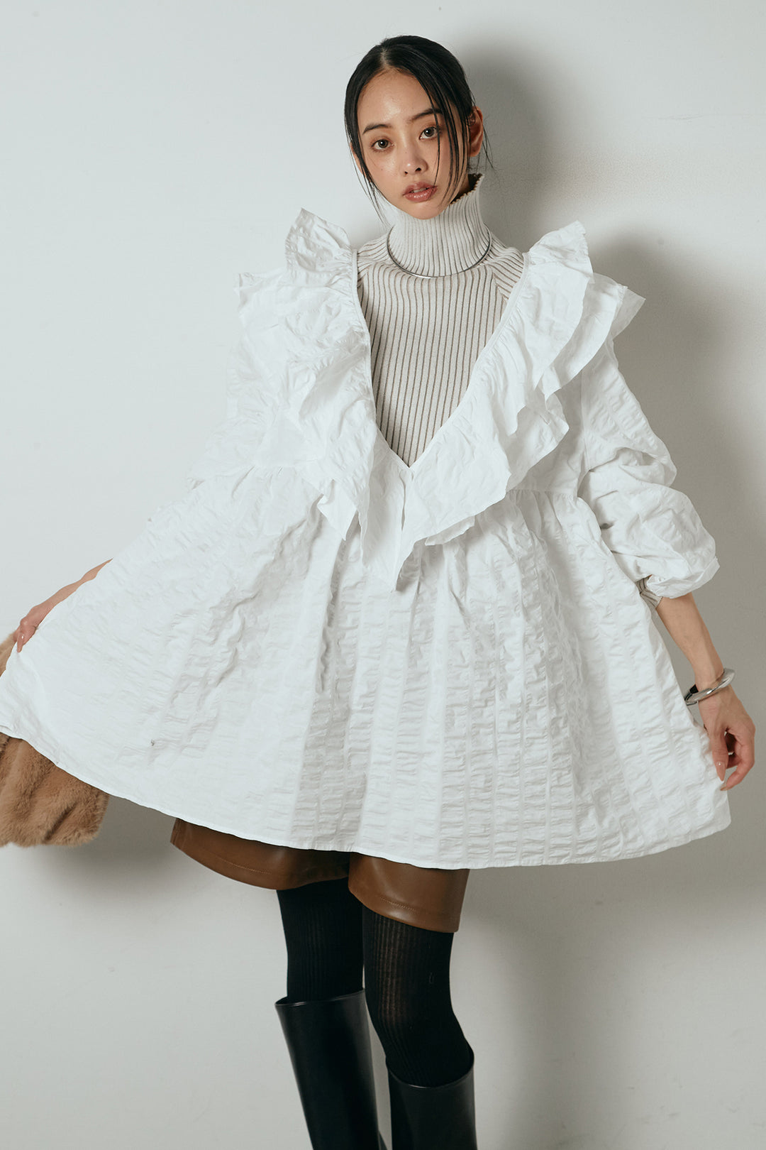 [SET]Vネックフリルカラーブラウス+リブニットシームレスタートルプルオーバー+ストレッチエコレザーバミューダパンツ(3set)