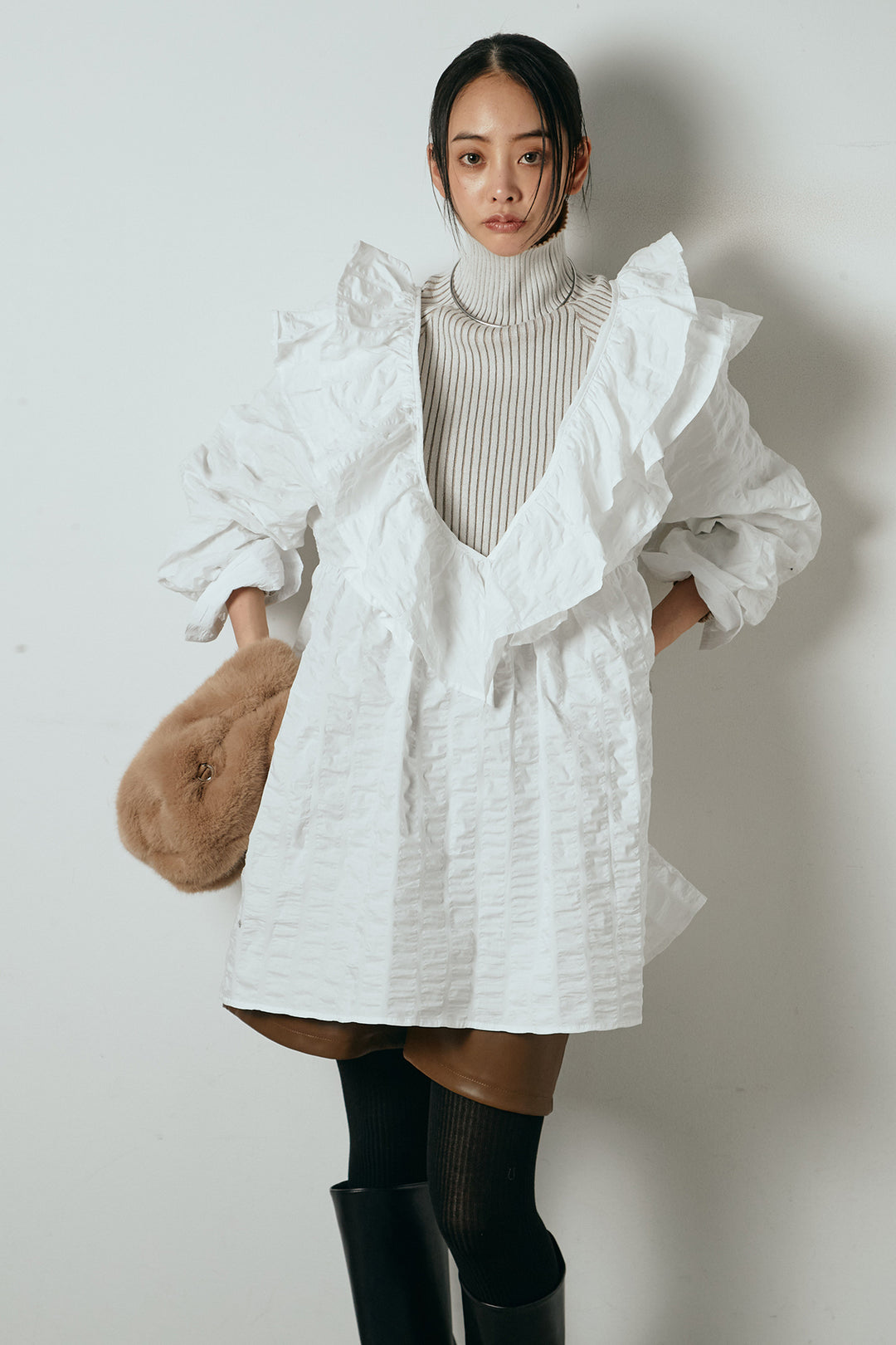 [SET]Vネックフリルカラーブラウス+ストレッチエコレザーバミューダパンツ(2set)