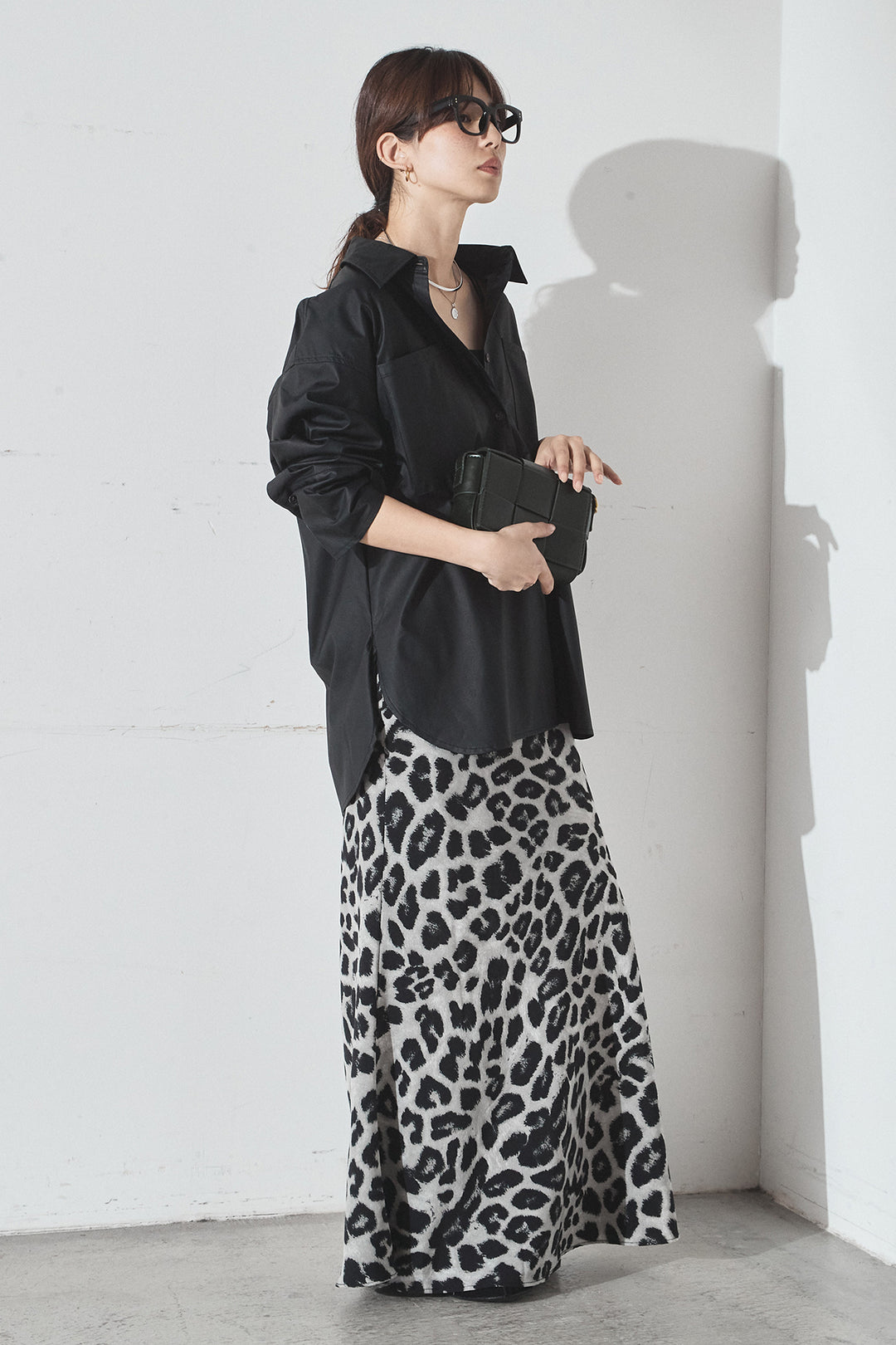 [SET]ウォッシャブルエコレザービックカフスシャツ+レオパードサテンナロースカート(2set)