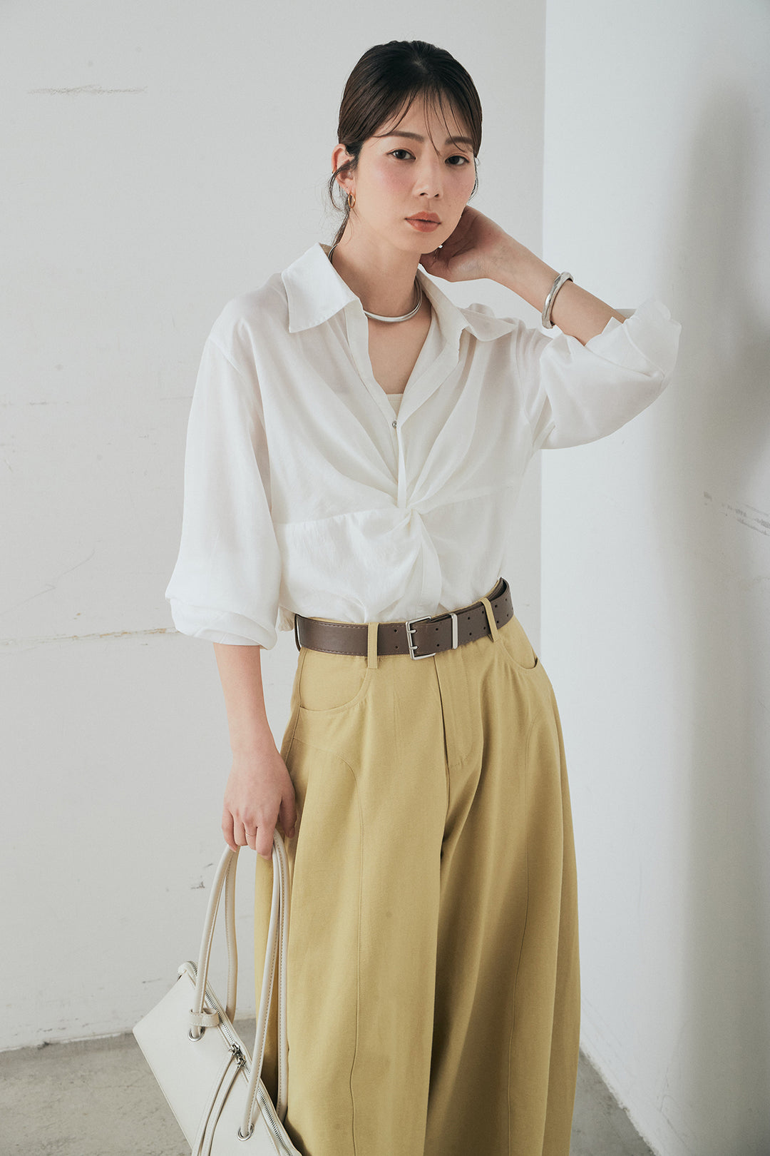 [SET]裾巻きツイストデザインシャツ+ベルト付きサイドタックワイドパンツ(2set)