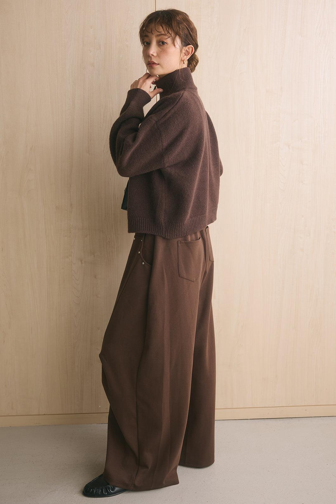 [SET]ナポレオンボタンハイネックニットブルゾン+スタッズ付きニーサイドタックスウェットパンツ(2set)