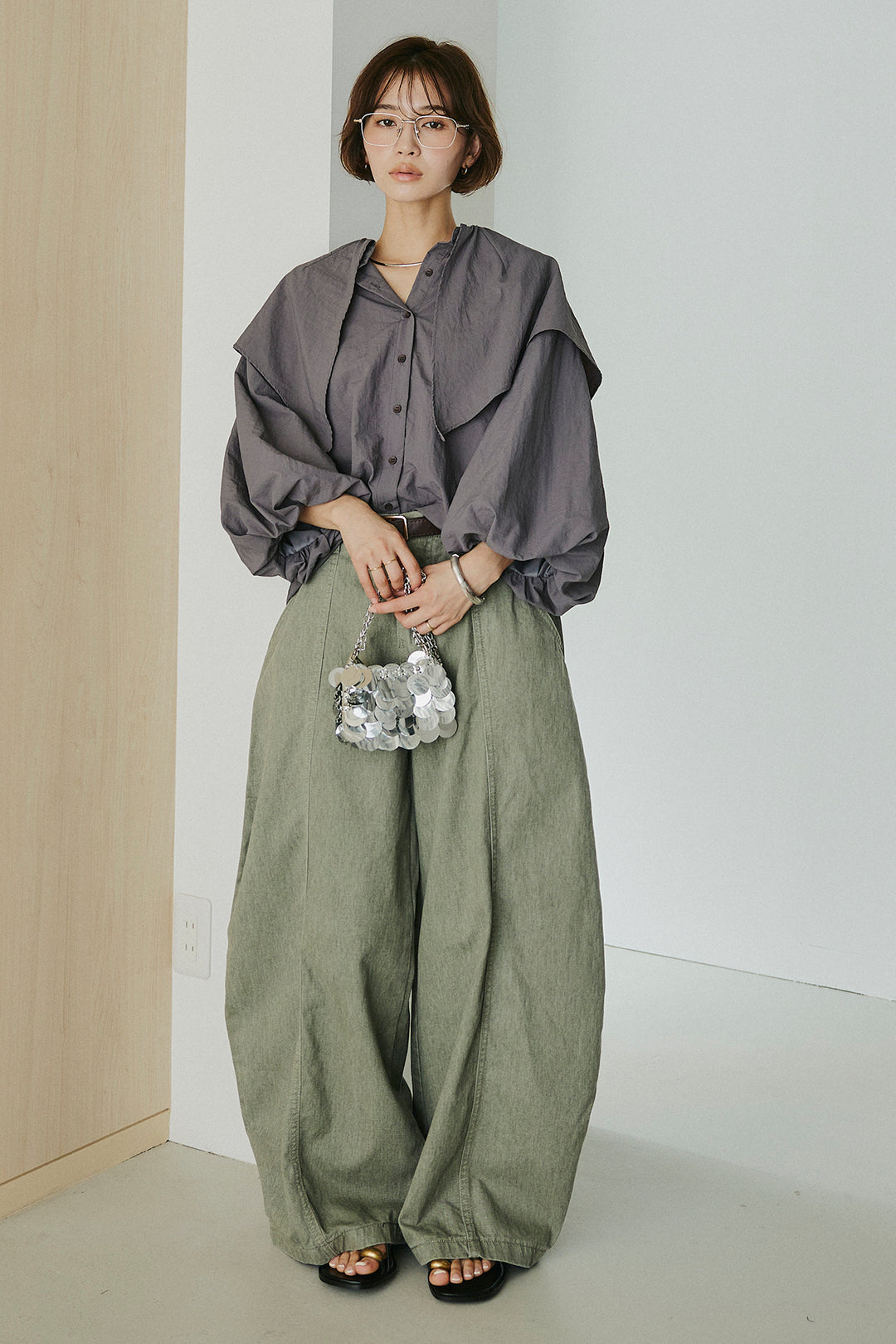 [SET]ケープカラーナイロンブラウス+サイドベルトカーブワイドパンツ(2set)