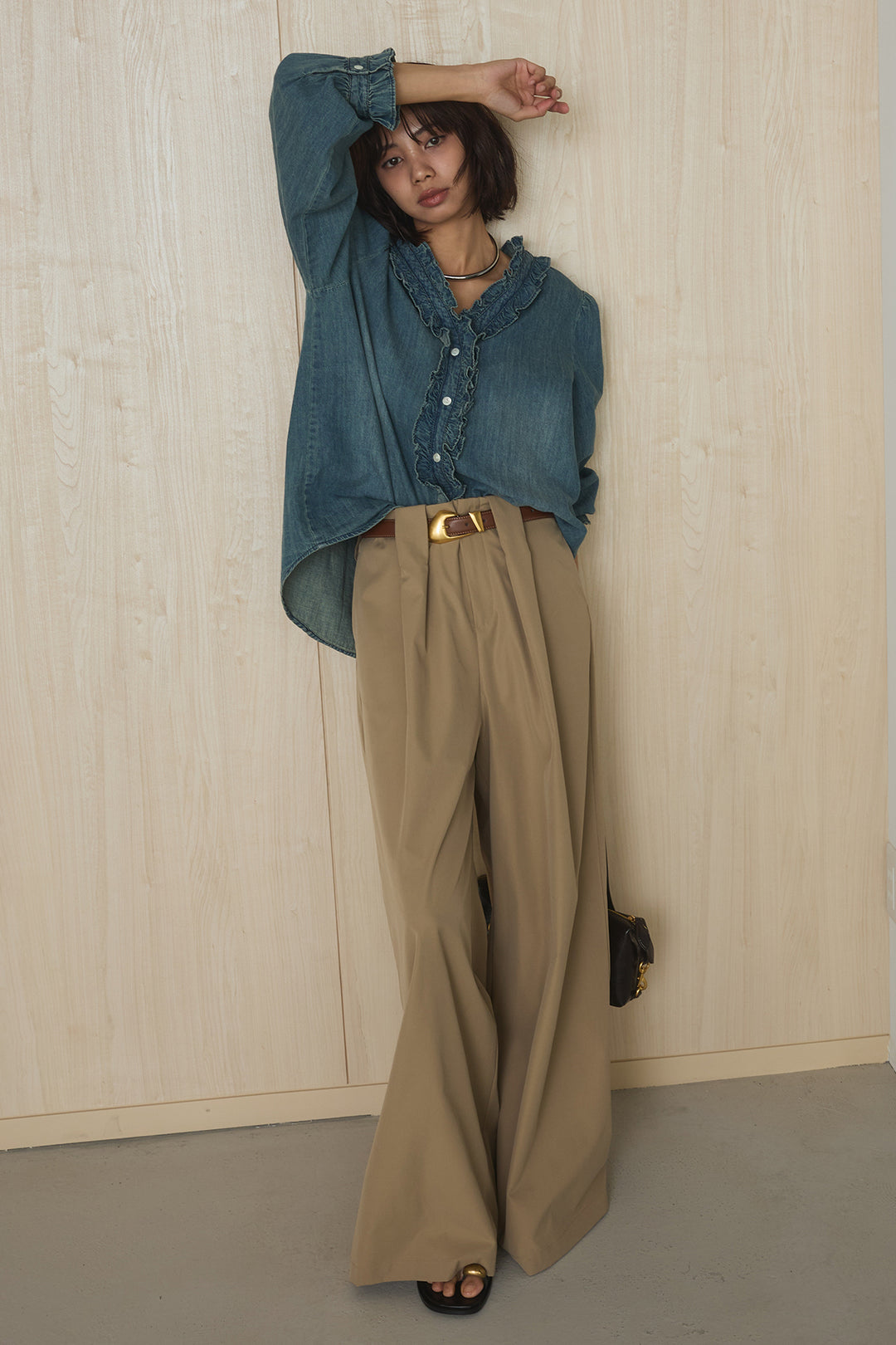 [SET]Vネックデニムフリルトップス+ベルトループデザインハイウエストタックパンツ(2set)