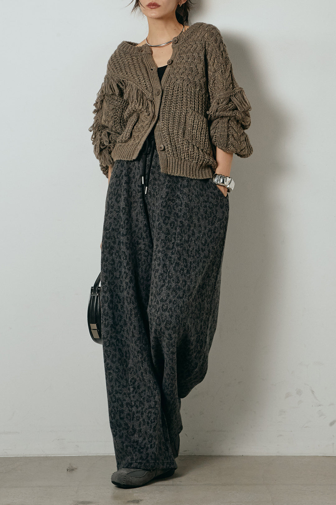 [SET]ランダムフリンジニットカーディガン+リラックスレオパード柄ワイドパンツ(2set)