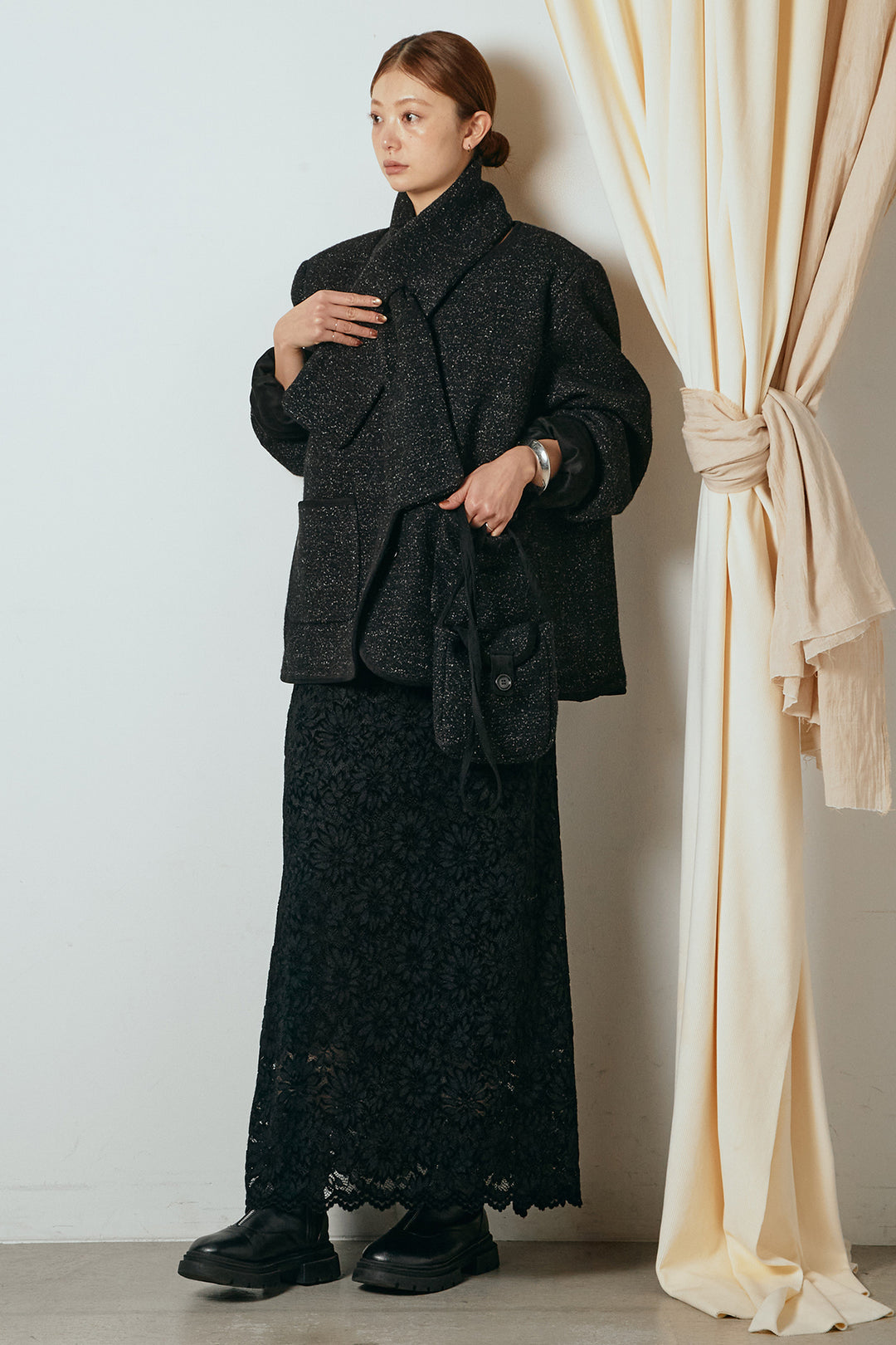 [SET]ノーカラーマフラーバッグ付きアウター+花柄刺繍ベロアフレアスカート(2set)