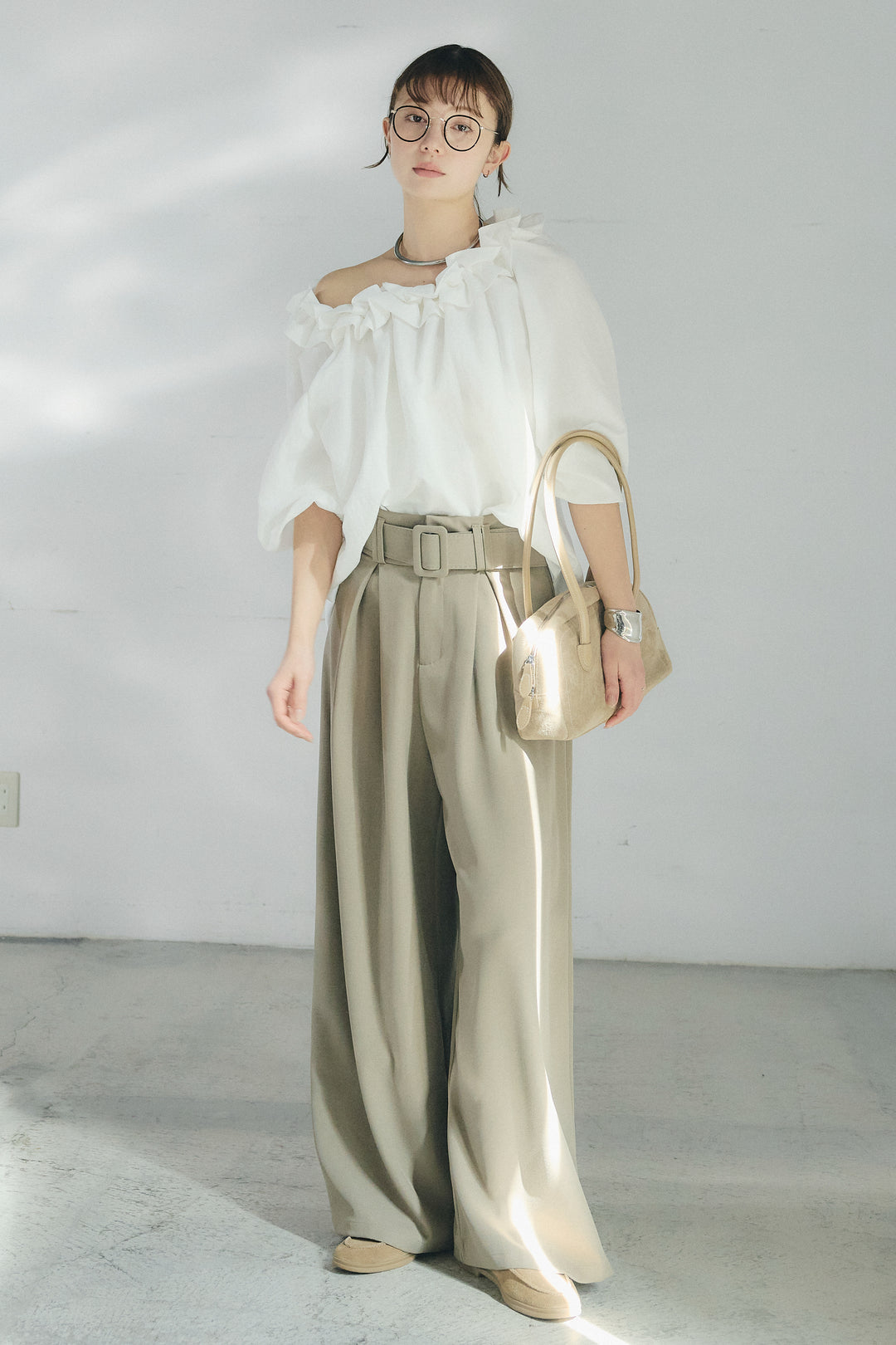 [SET]ネックフリルデザインブラウス+ベルト付きツータックワイドパンツ(2set)