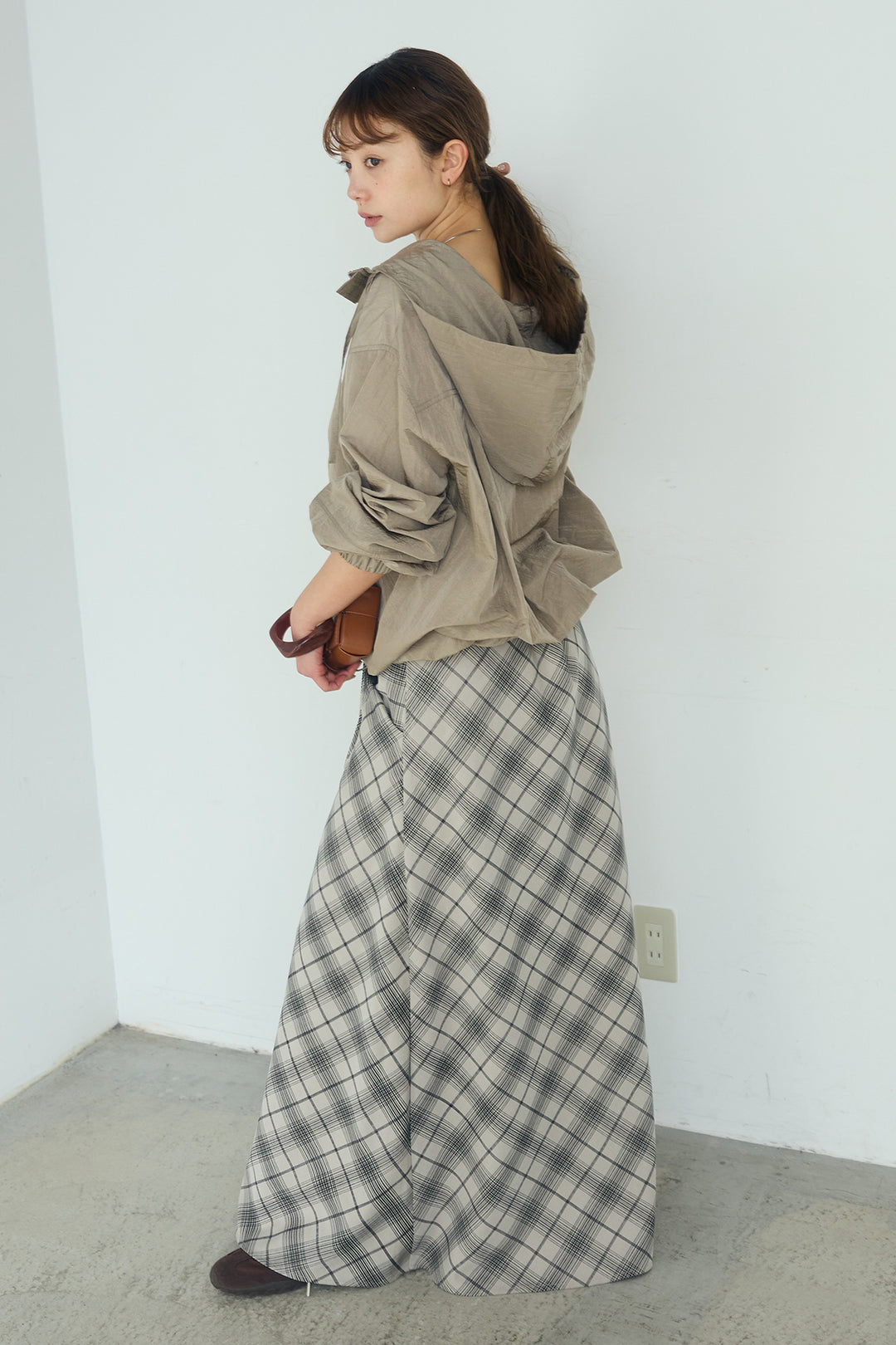 [SET]ナイロンフーディーブルゾンアウター+タータンチェック柄フロントデザインスカート(2set)