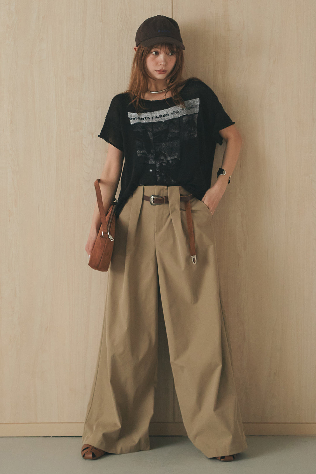 [SET]半袖モノトーングラフィックトップス+ベルトループデザインハイウエストタックパンツ(2set)