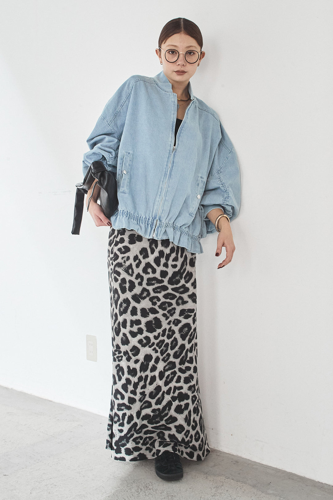 [SET]袖シャーリング裾フリルデニムブルゾン+レオパードサテンナロースカート(2set)