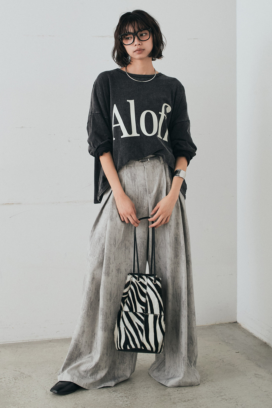 [SET]裾センタードロストロゴプリントワイドTシャツ+紐ベルト付きかすれ柄ワイドスラックス(2set)