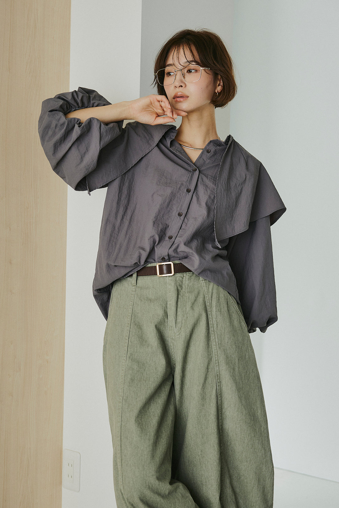 [SET]ケープカラーナイロンブラウス+サイドベルトカーブワイドパンツ(2set)