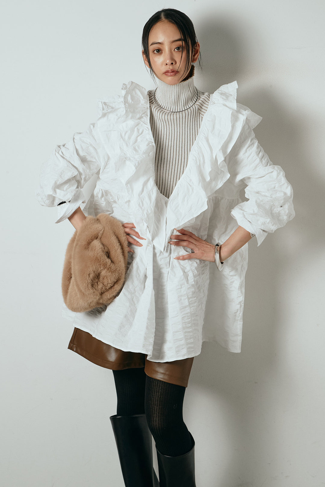 [SET]Vネックフリルカラーブラウス+リブニットシームレスタートルプルオーバー+ストレッチエコレザーバミューダパンツ(3set)