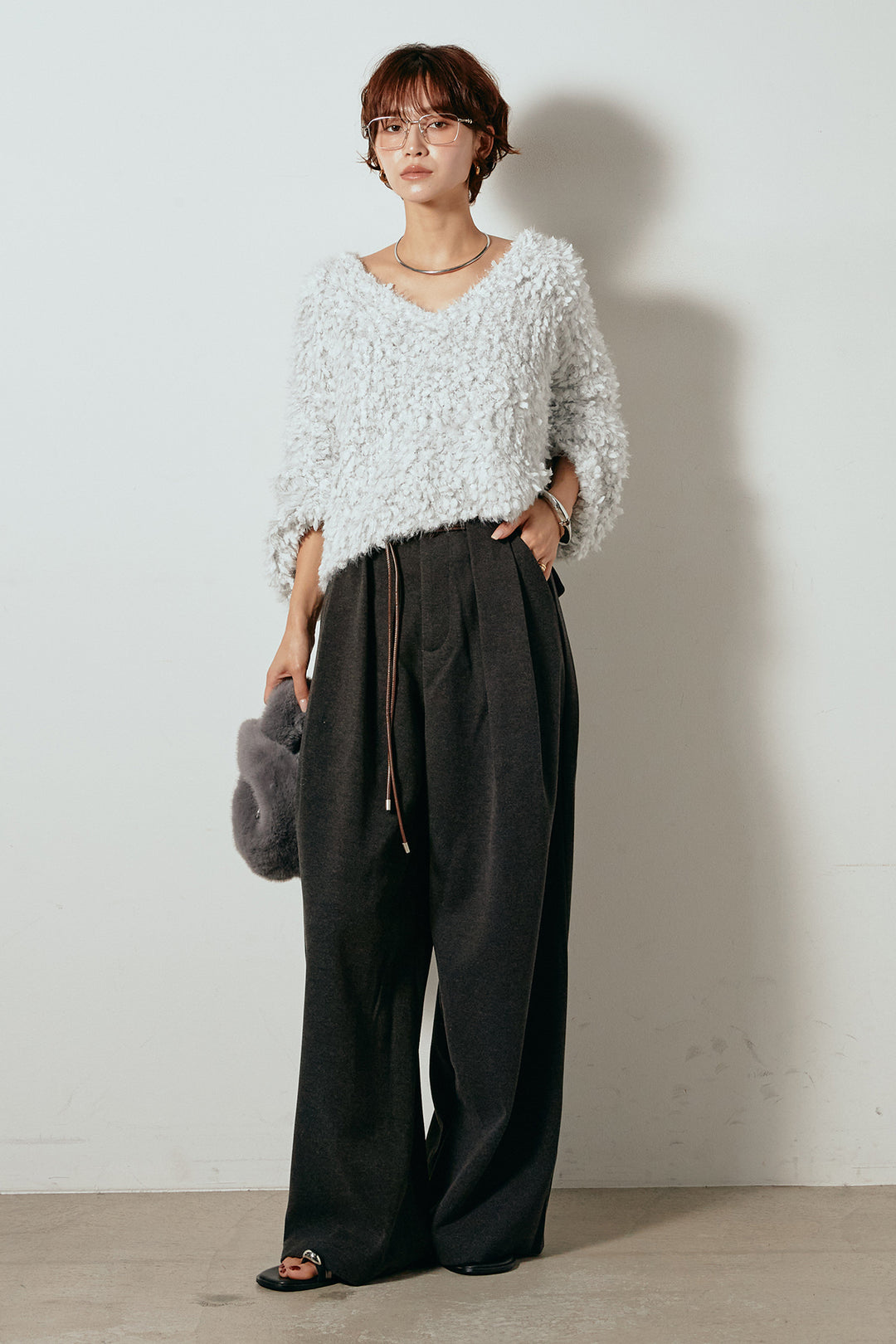 [SET]深Vネックチョウチョヤーンニットトップス+細フェイクレザーベルト付きワイドタックパンツ(2set)