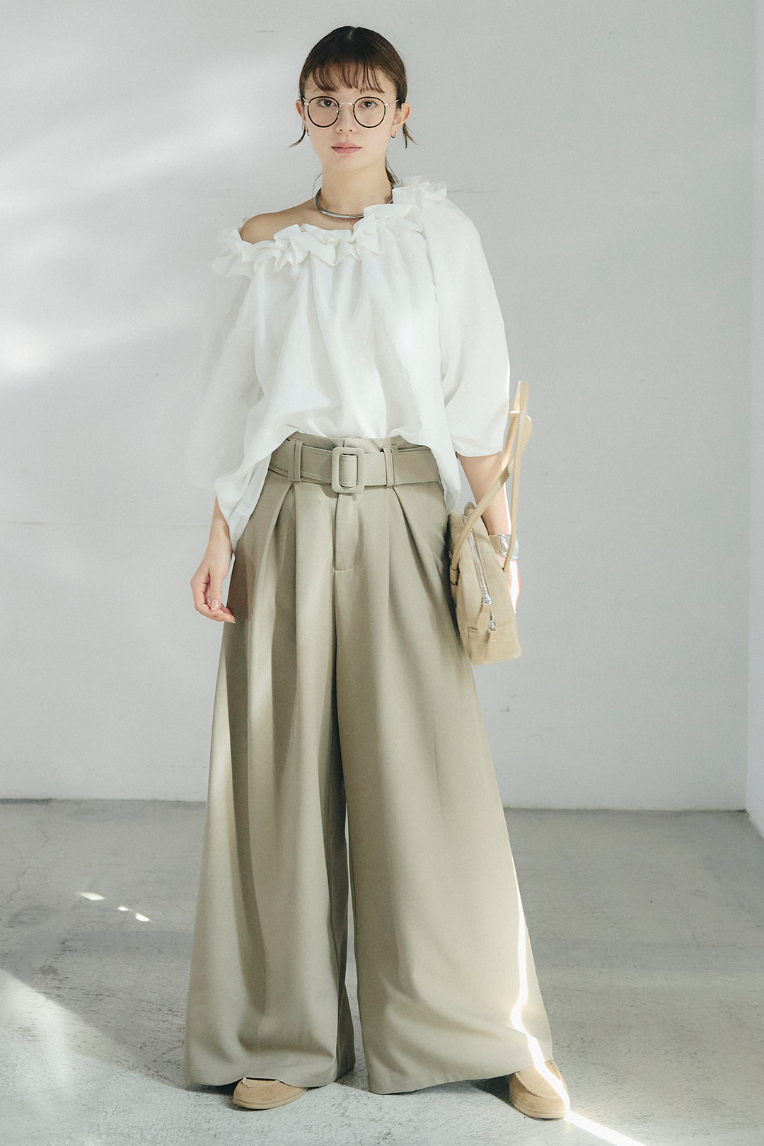 [SET]ネックフリルデザインブラウス+ベルト付きツータックワイドパンツ(2set)