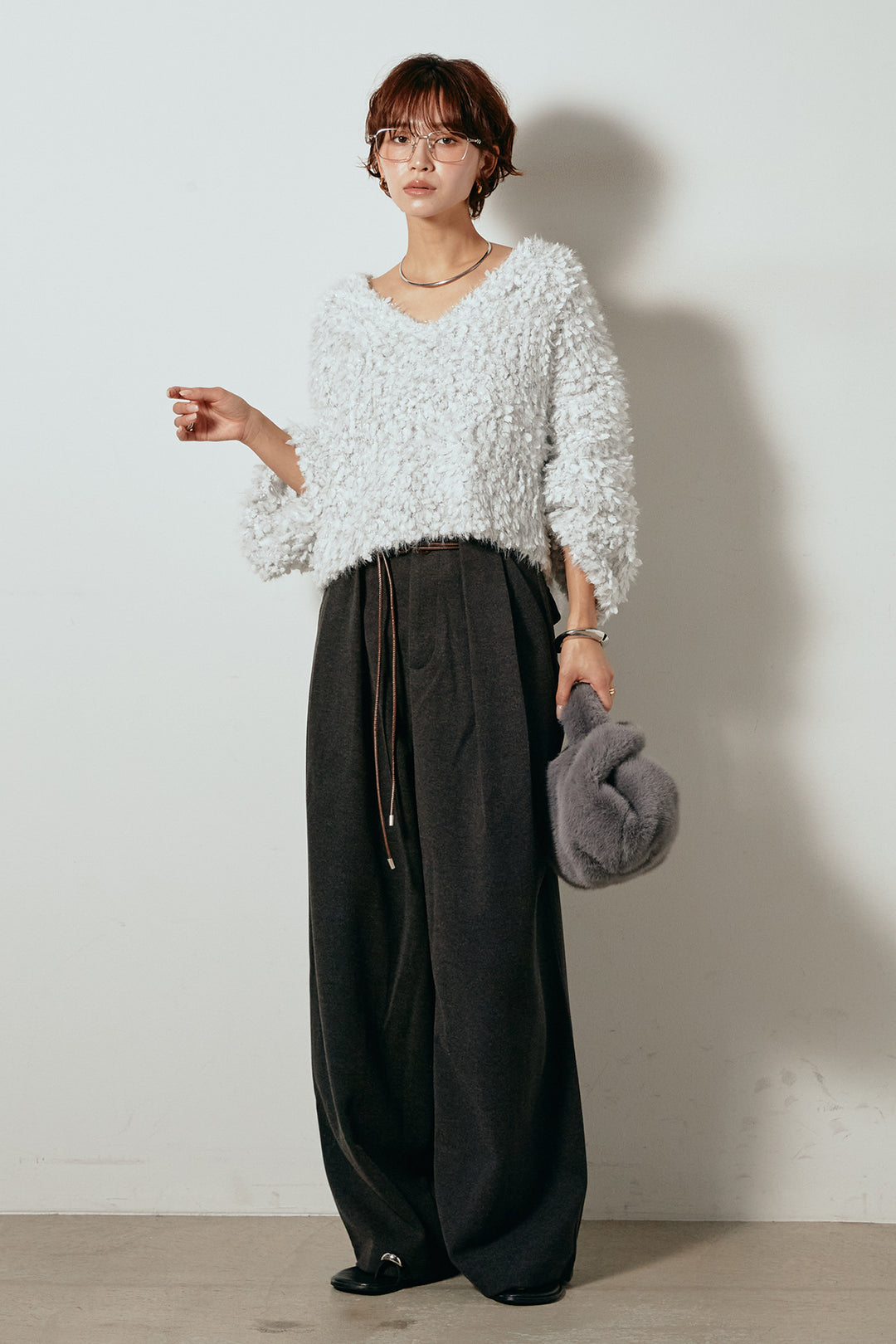 [SET]深Vネックチョウチョヤーンニットトップス+細フェイクレザーベルト付きワイドタックパンツ(2set)