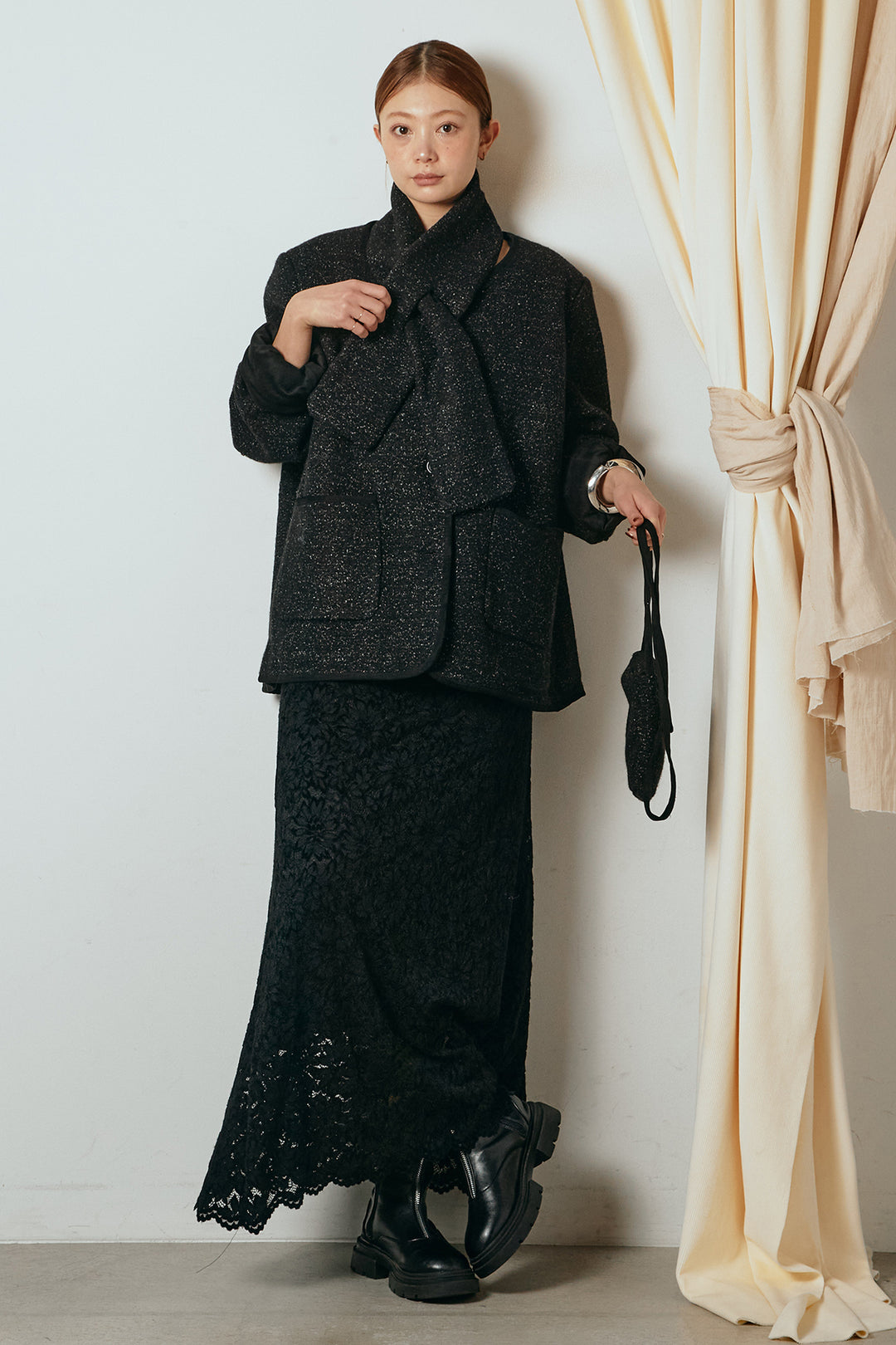 [SET]ノーカラーマフラーバッグ付きアウター+花柄刺繍ベロアフレアスカート(2set)