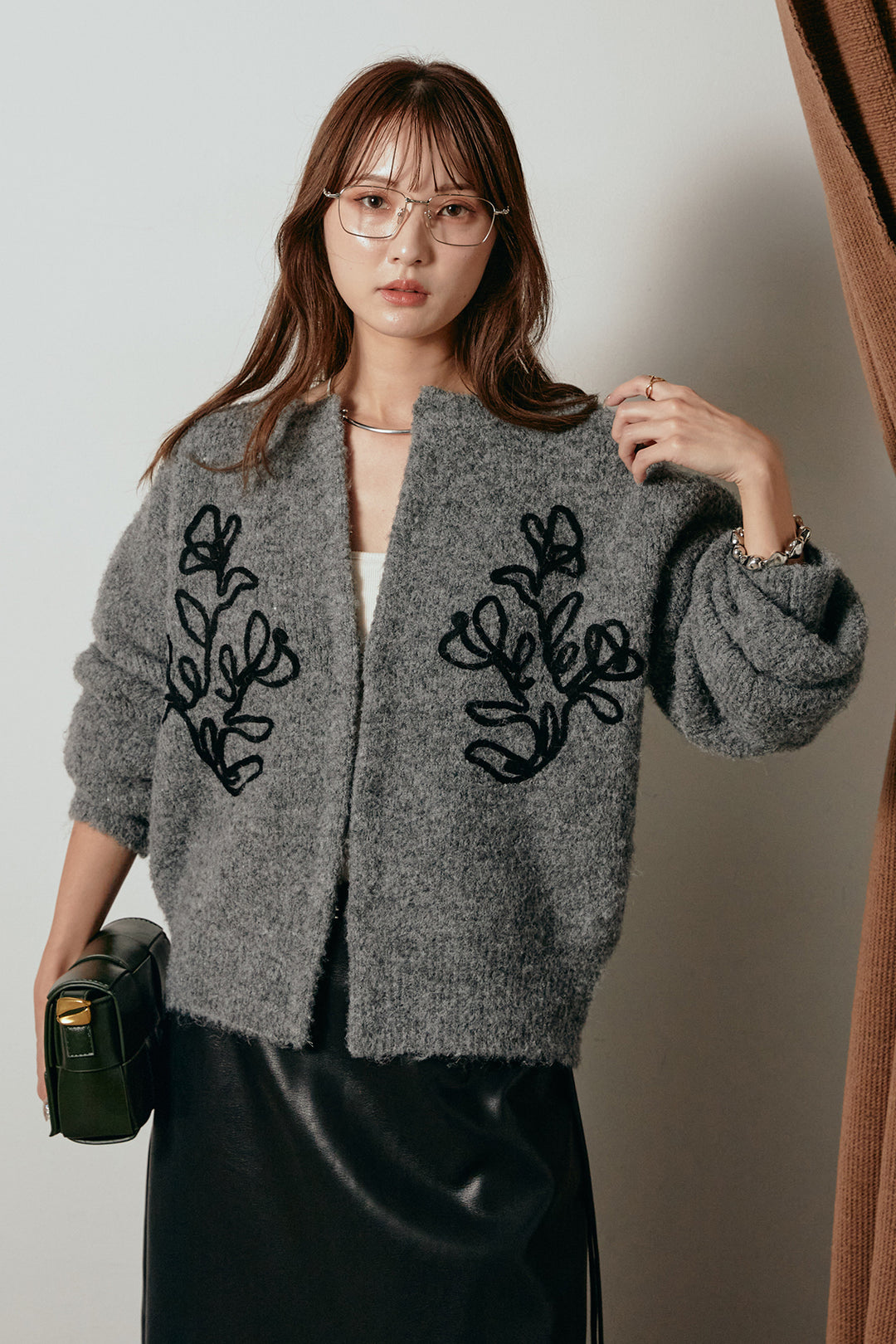 [SET]テープ刺繍ニットカーディガン+紐付きフェイクレザーワイドスカート(2set)