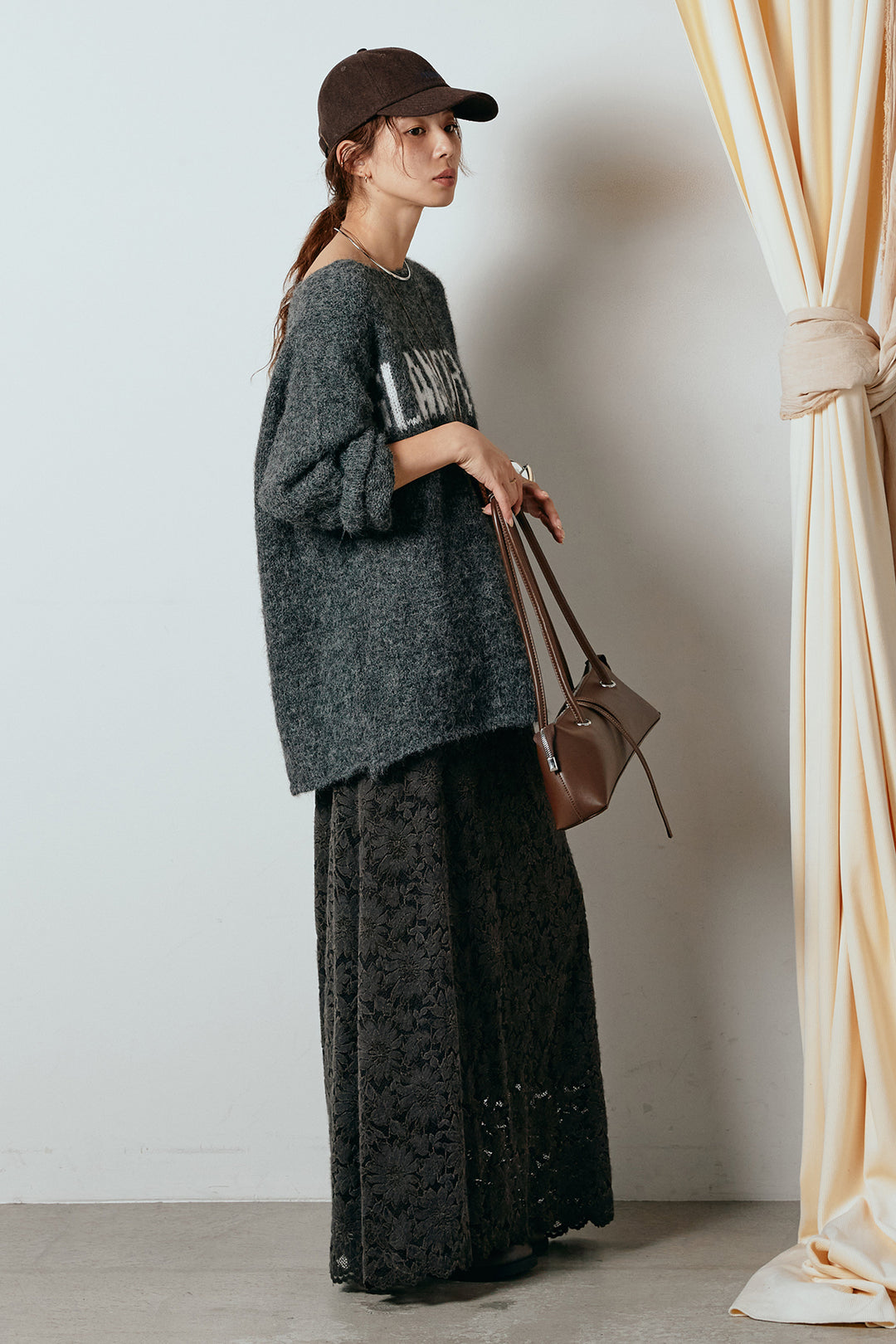 [SET]フロントロゴデザインニットトップス+花柄刺繍ベロアフレアスカート(2set)