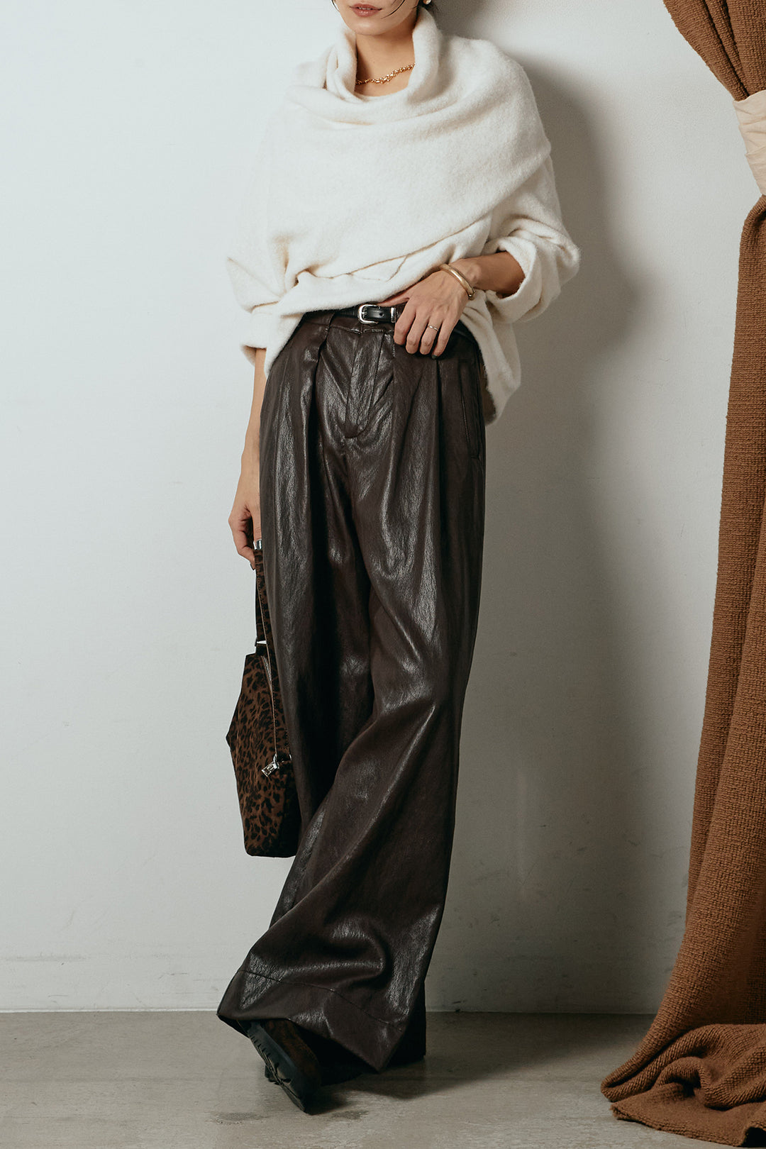 [SET]ネック巻きデザインニットトップス+ベルト付きレザーライクタックパンツ(2set)