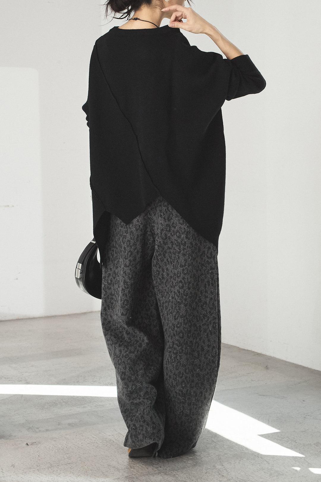 [SET]アシンメトリーデザインニットトップス+リラックスレオパード柄ワイドパンツ(2set)
