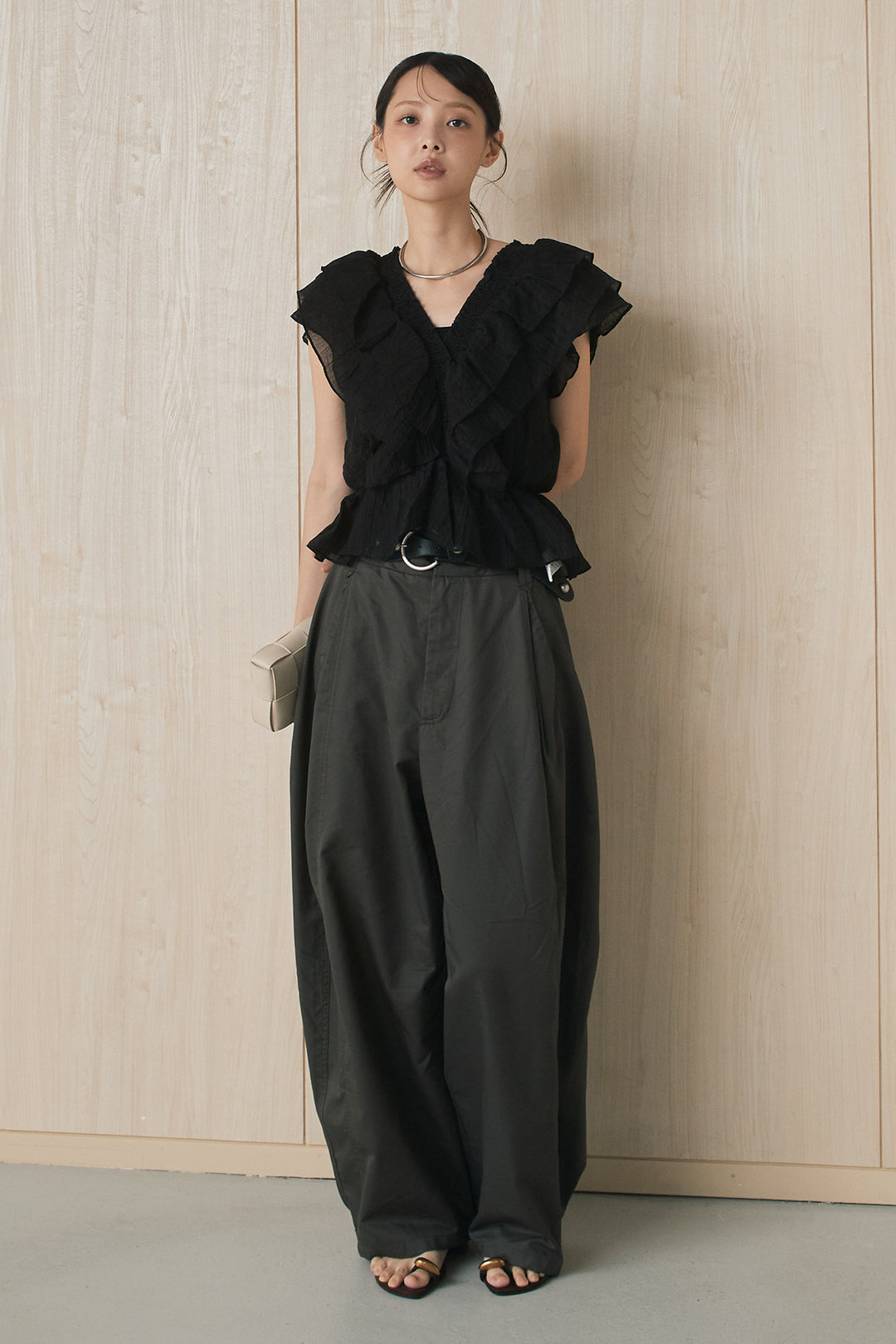 [SET]ネックシャーリングフリルブラウス+サークルバックルベルト付きタックワイドパンツ(2set)