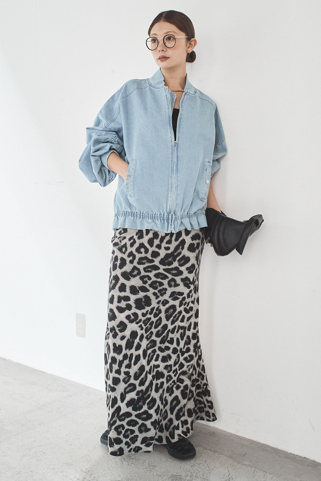 [SET]袖シャーリング裾フリルデニムブルゾン+レオパードサテンナロースカート(2set)
