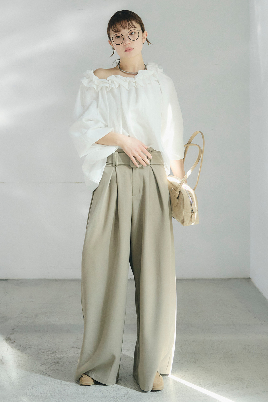 [SET]ネックフリルデザインブラウス+ベルト付きツータックワイドパンツ(2set)