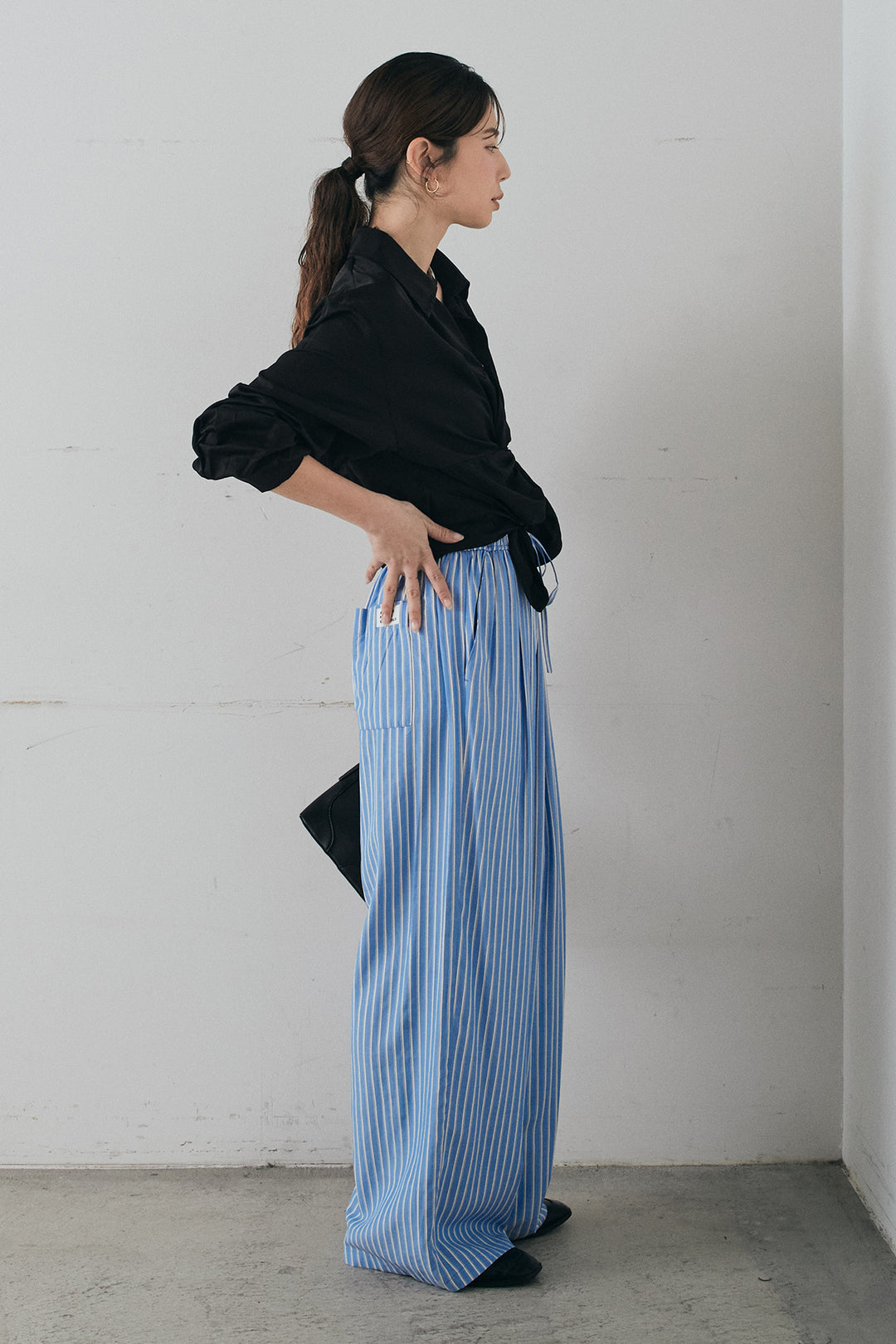 [SET]裾巻きツイストデザインシャツ+レーヨンストライプイージーワイドパンツ(2set)