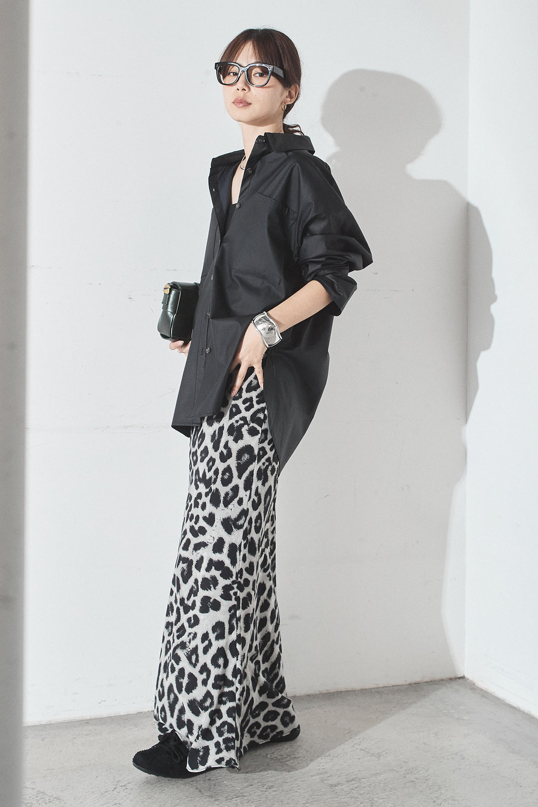 [SET]ウォッシャブルエコレザービックカフスシャツ+レオパードサテンナロースカート(2set)