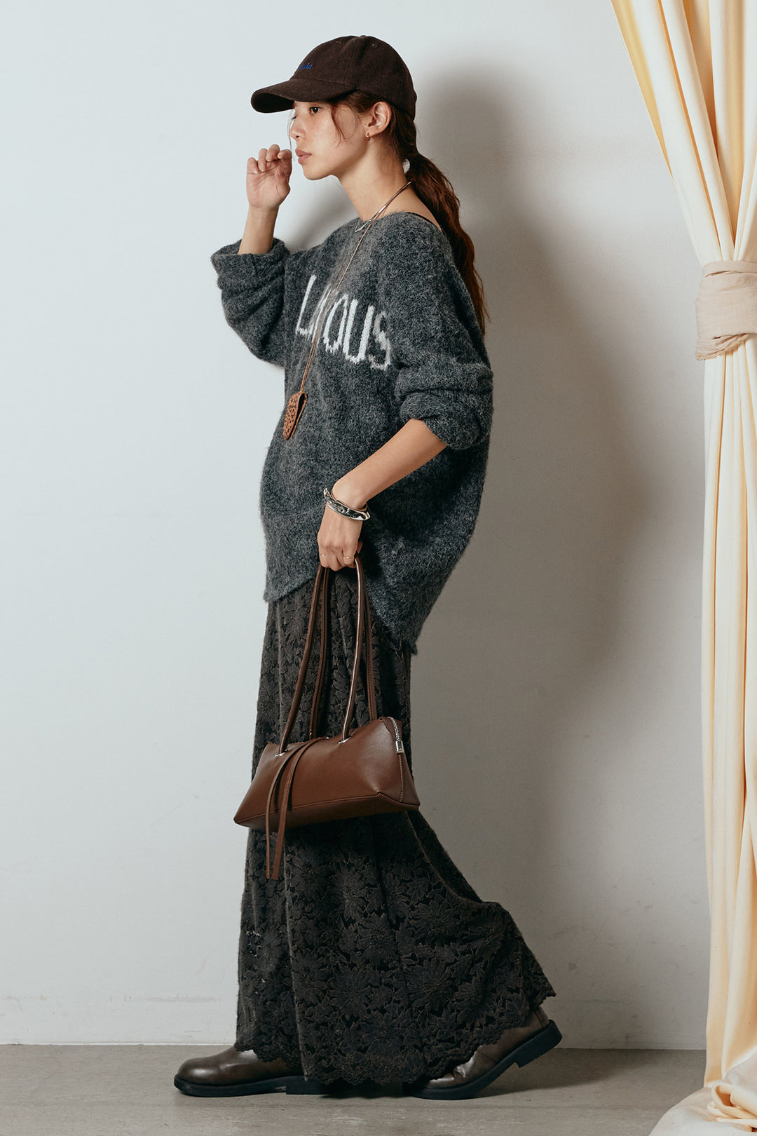 [SET]フロントロゴデザインニットトップス+花柄刺繍ベロアフレアスカート(2set)