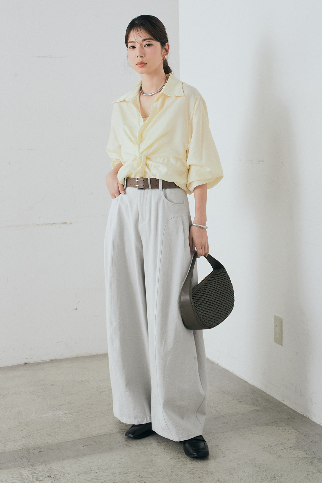 [SET]裾巻きツイストデザインシャツ+ベルト付きサイドタックワイドパンツ(2set)