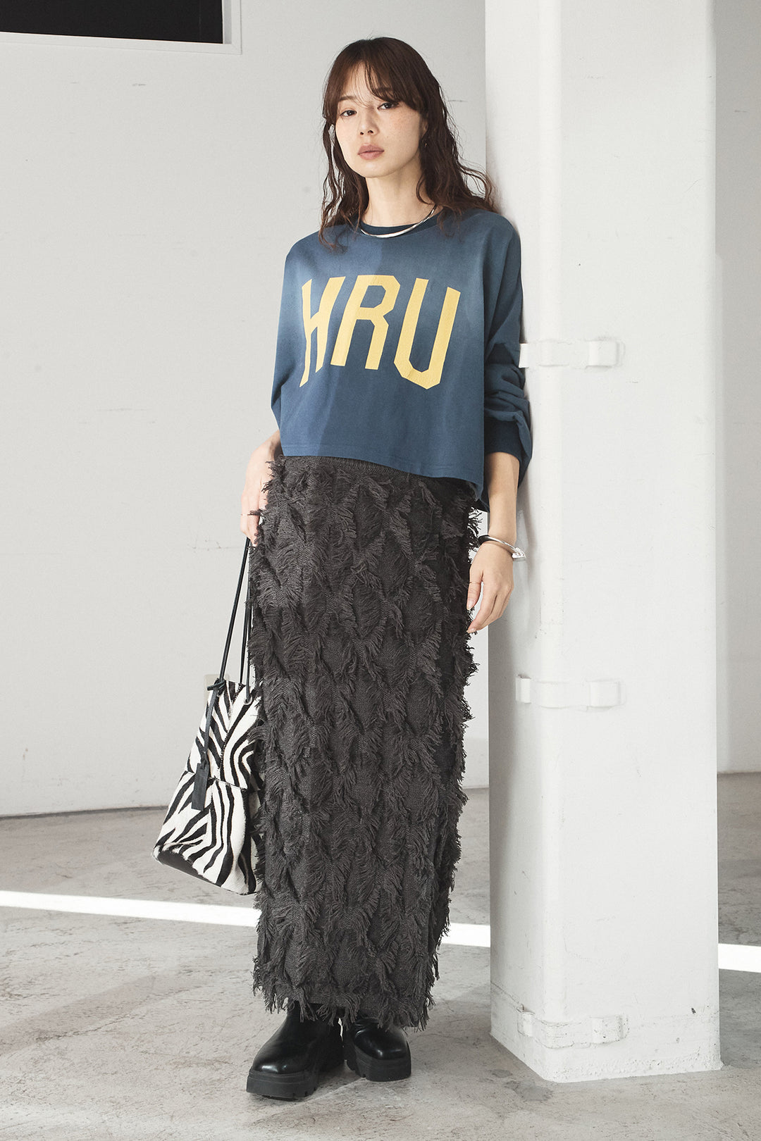 [SET]ビッグロゴHRU袖ボリュームトップス+カットフリンジニットタイトスカート(2set)