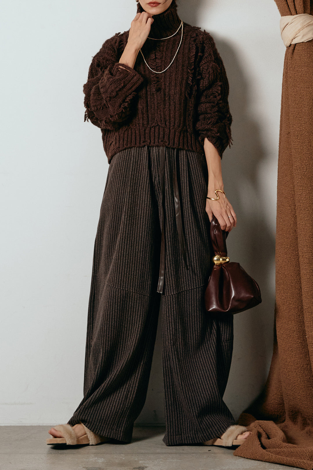 [SET]フリンジタートルショートニット+レザーライク配色ストライプパンツ(2set)