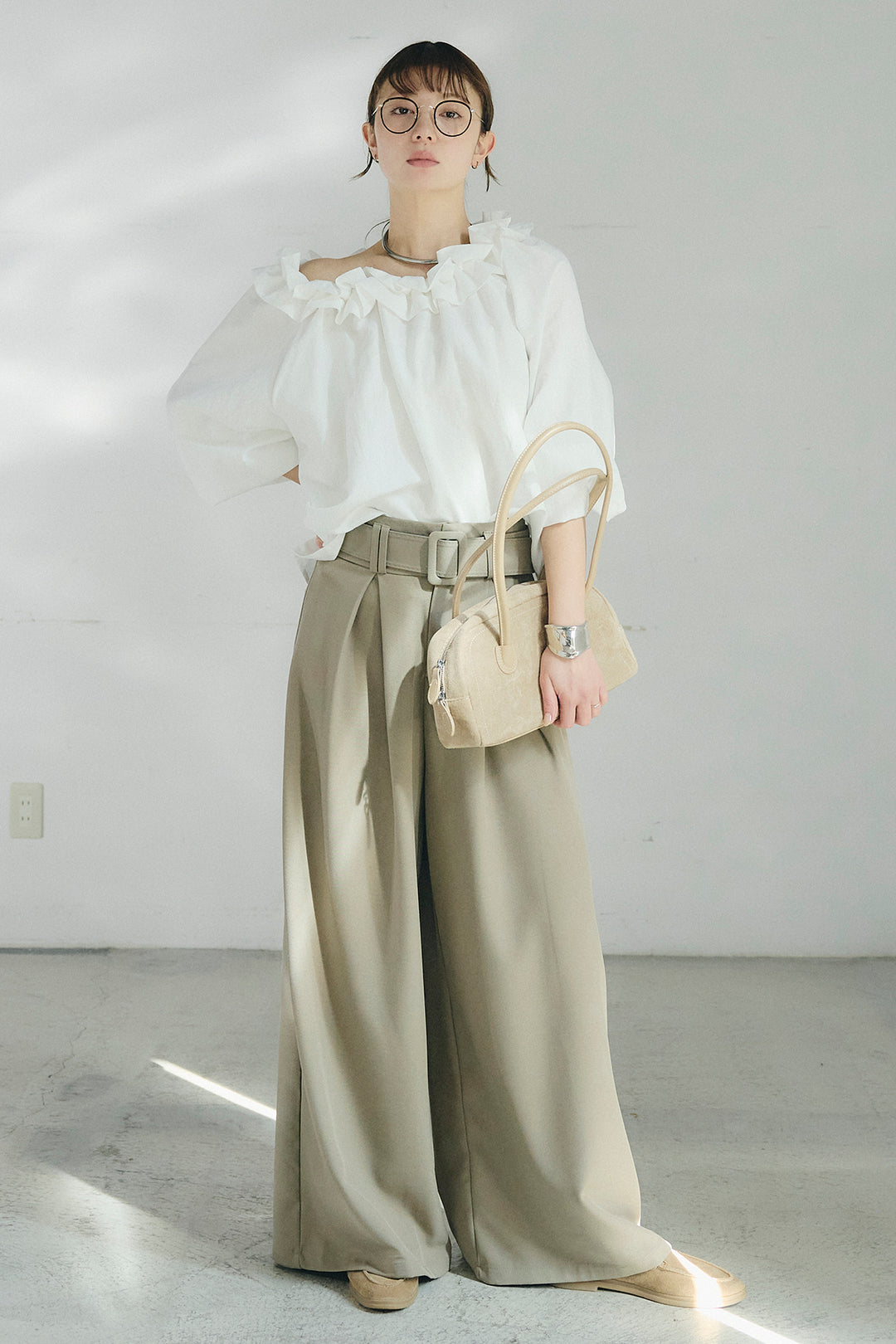 [SET]ネックフリルデザインブラウス+ベルト付きツータックワイドパンツ(2set)
