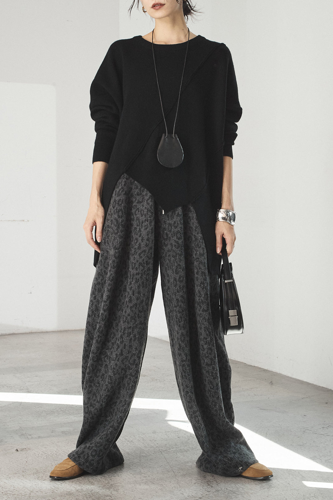 [SET]アシンメトリーデザインニットトップス+リラックスレオパード柄ワイドパンツ(2set)