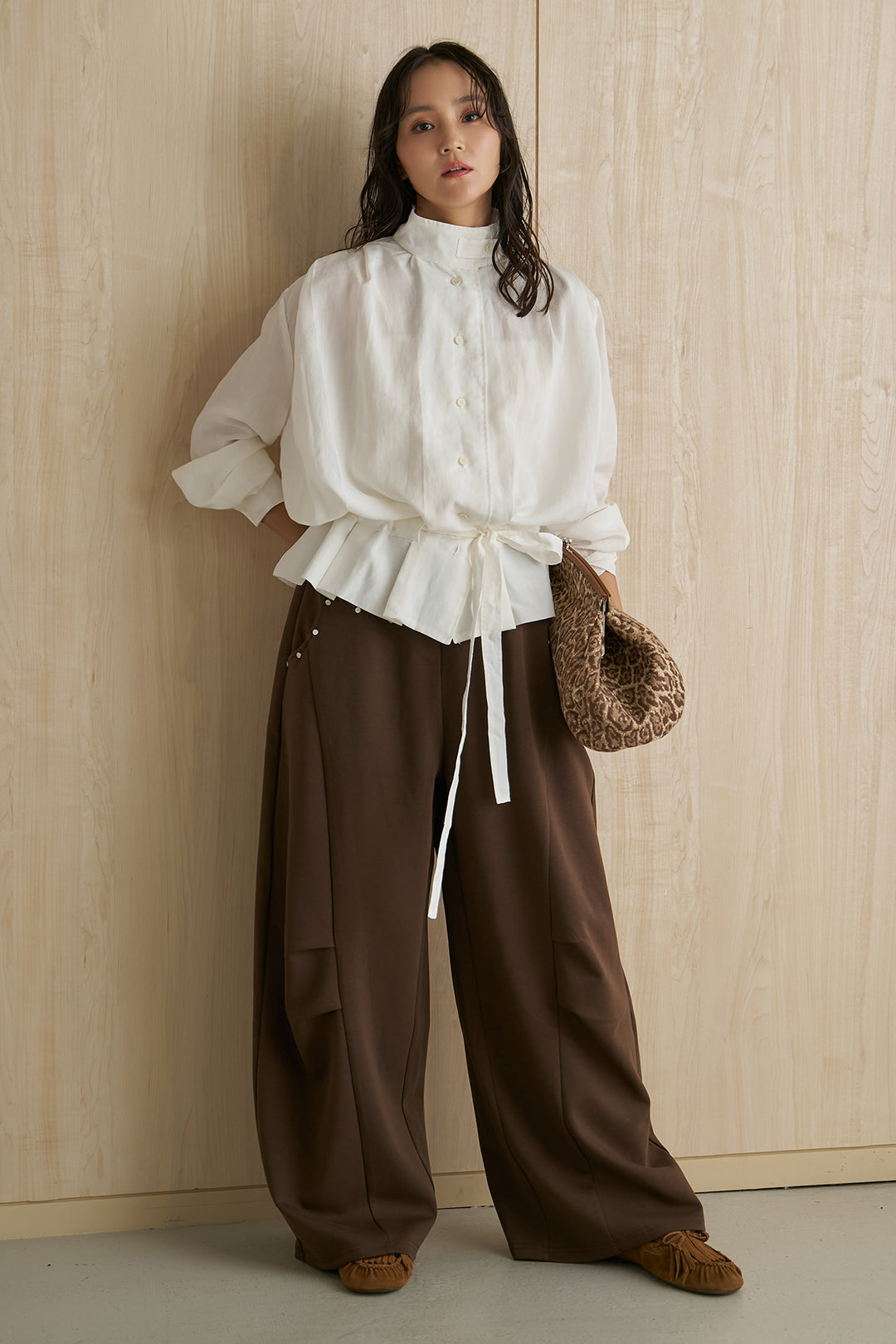 [SET]ハイネックウエストシェイプシャツ+スタッズ付きニーサイドタックスウェットパンツ(2set)