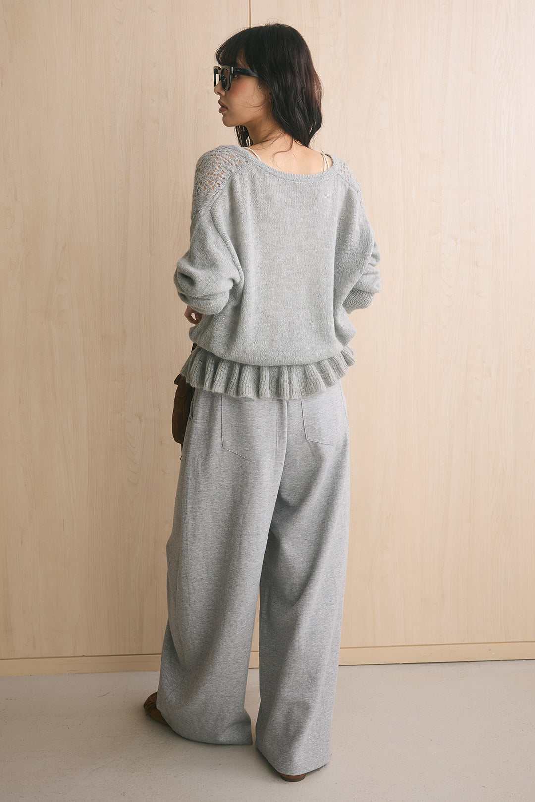 [SET]裾フリル透かし編みニットカーディガン+スタッズ付きニーサイドタックスウェットパンツ(2set)