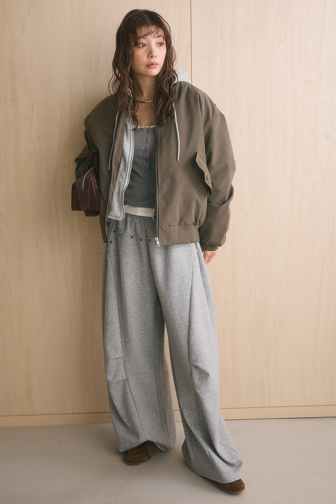 [SET]カレッジロゴフーディーブルゾン+スタッズ付きニーサイドタックスウェットパンツ(2set)