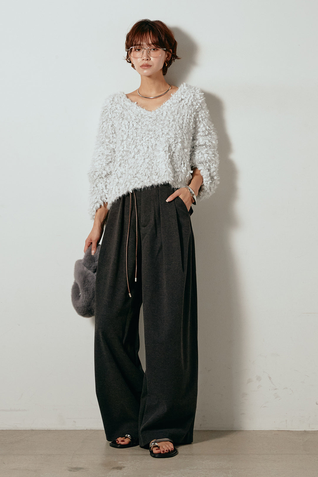 [SET]深Vネックチョウチョヤーンニットトップス+細フェイクレザーベルト付きワイドタックパンツ(2set)