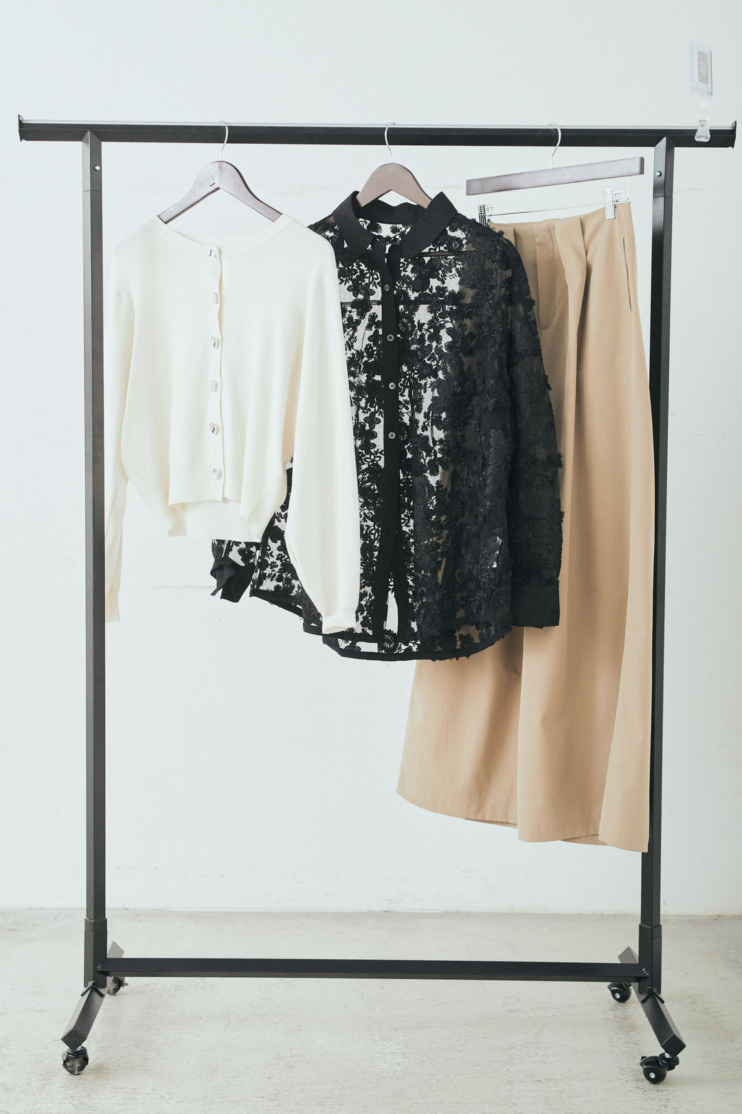 【着回しセット】[SET]リサイクルポリニュアンス釦カーデ+立体フラワー刺繍レースシャツ+ベルトループデザインハイウエストタックパンツ(3set)