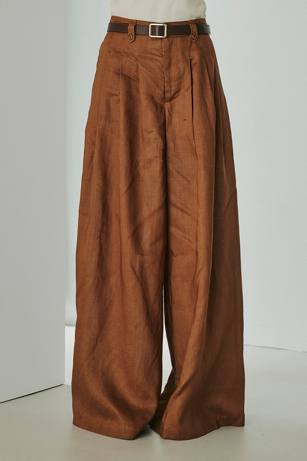 タック入りワイドパンツ