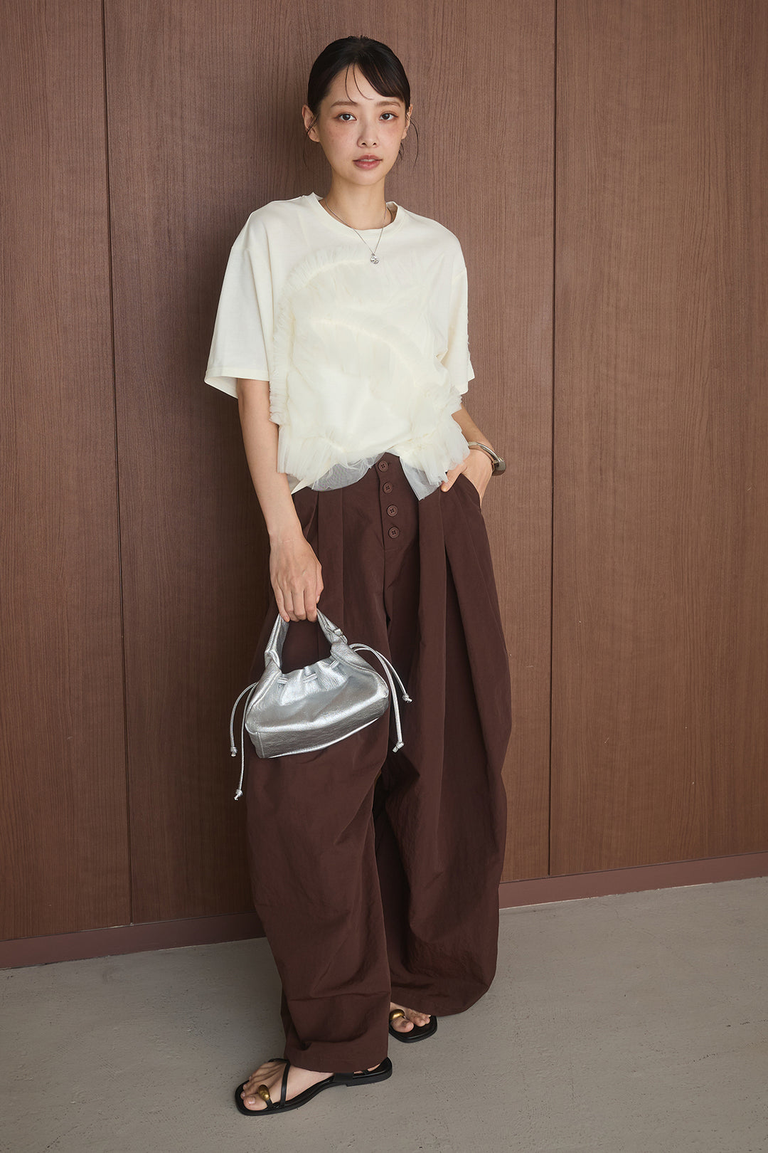 [SET]チュールモチーフデザインTシャツ+ボタンデザインニーサイドタックパンツ(2set)