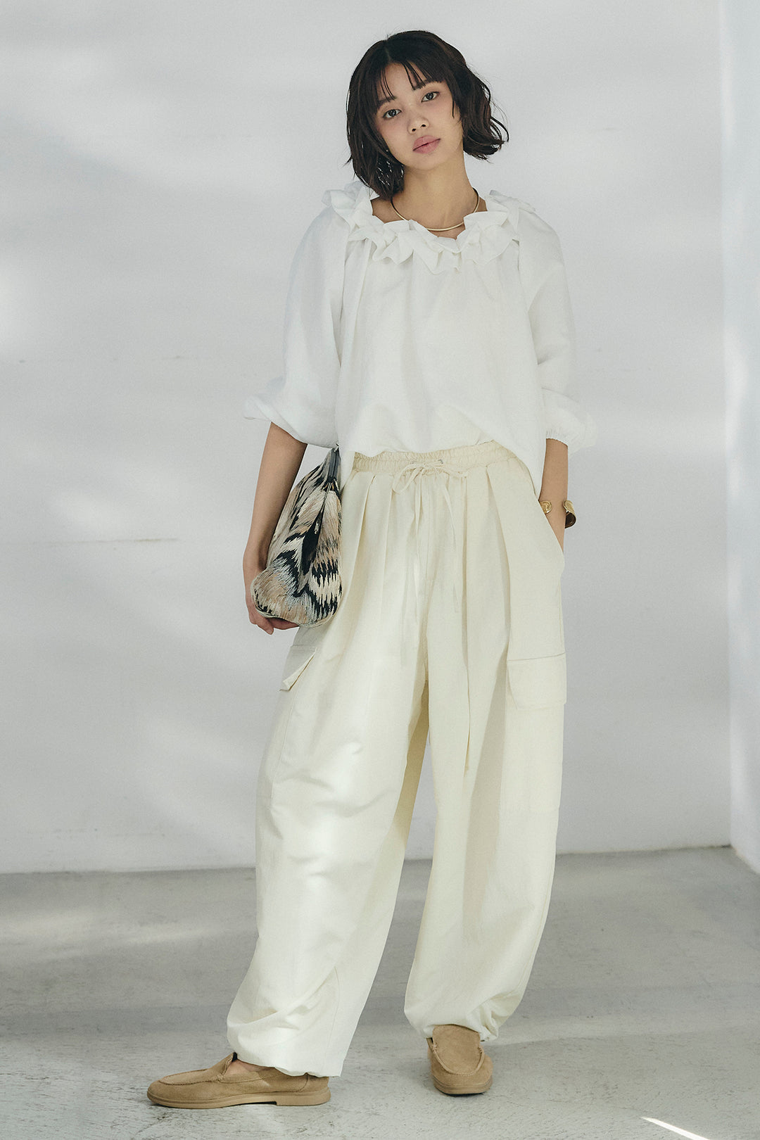 [SET]ネックフリルデザインブラウス+撥水ジョガーパンツ(2set)