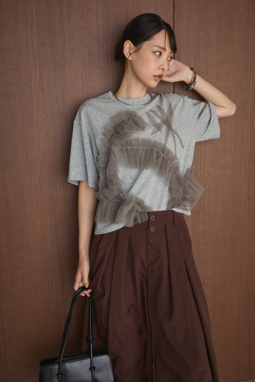 [SET]チュールモチーフデザインTシャツ+ボタンデザインニーサイドタックパンツ(2set)