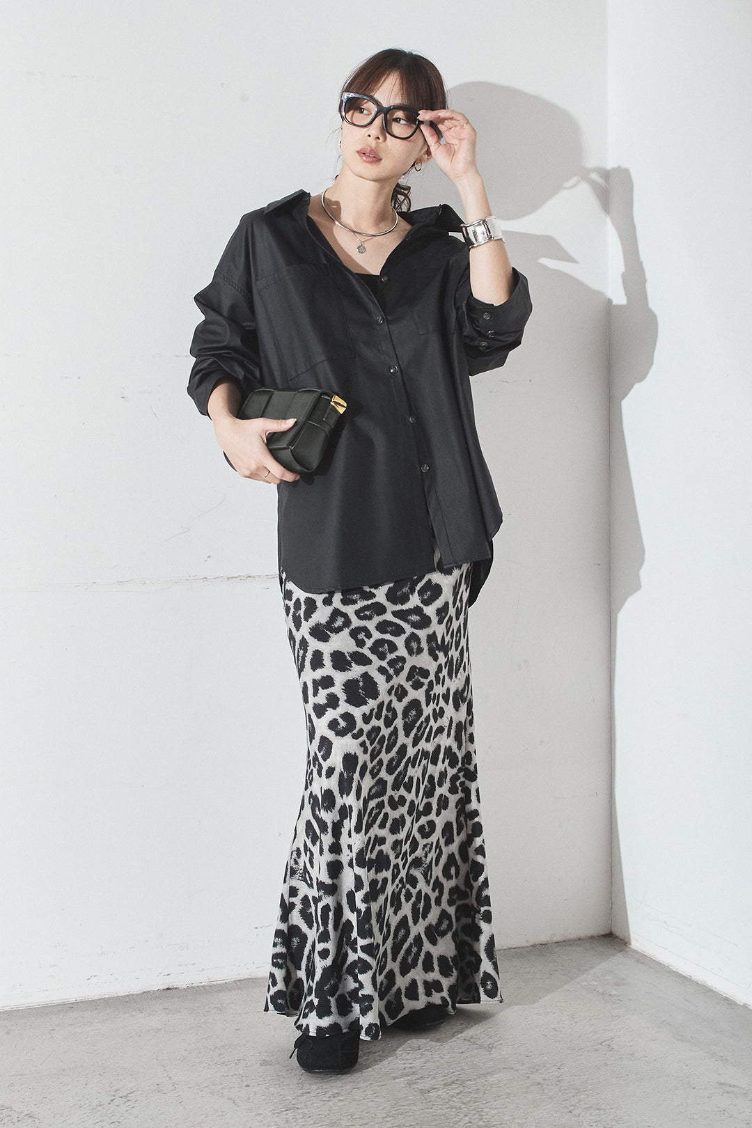 [SET]ウォッシャブルエコレザービックカフスシャツ+レオパードサテンナロースカート(2set)