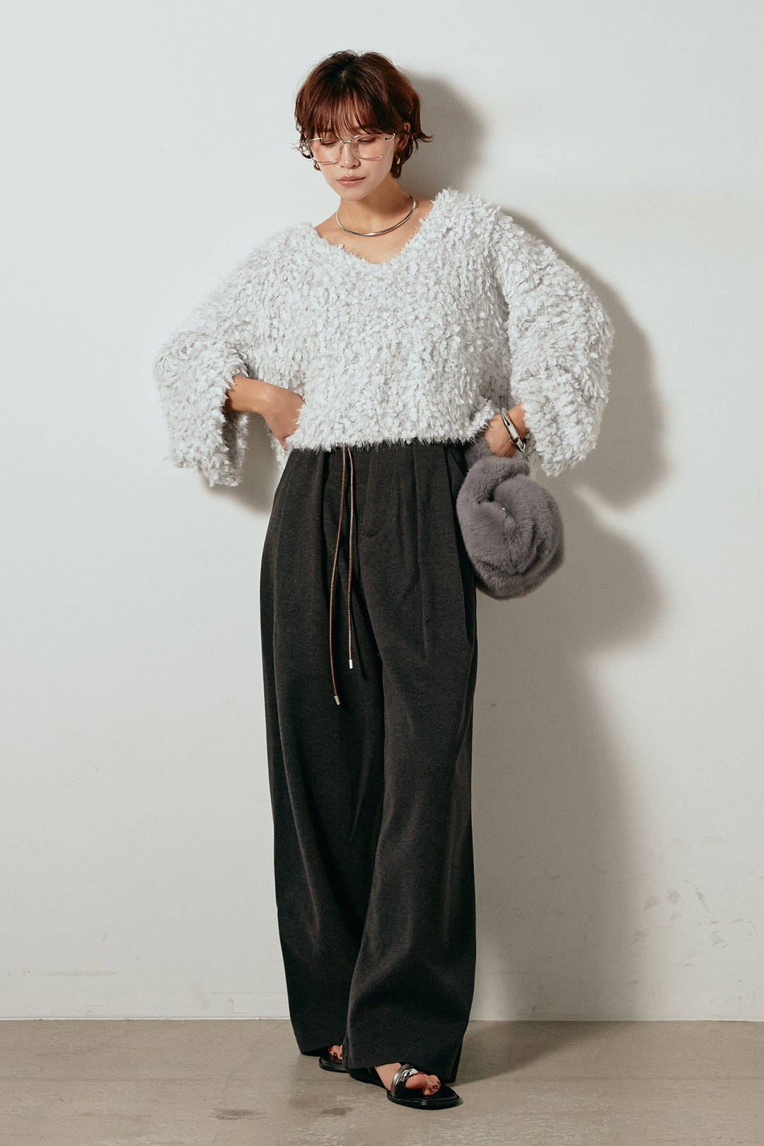 [SET]深Vネックチョウチョヤーンニットトップス+細フェイクレザーベルト付きワイドタックパンツ(2set)