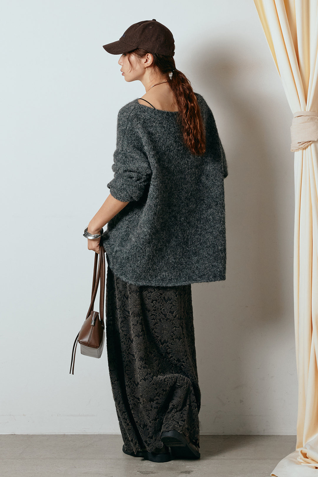 [SET]フロントロゴデザインニットトップス+花柄刺繍ベロアフレアスカート(2set)