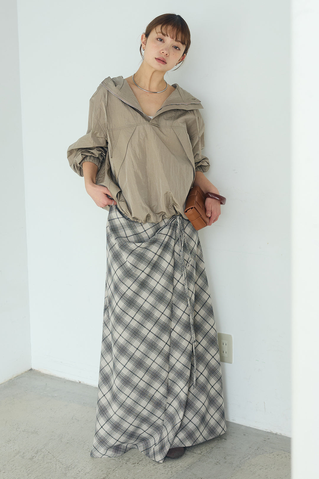 [SET]ナイロンフーディーブルゾンアウター+タータンチェック柄フロントデザインスカート(2set)