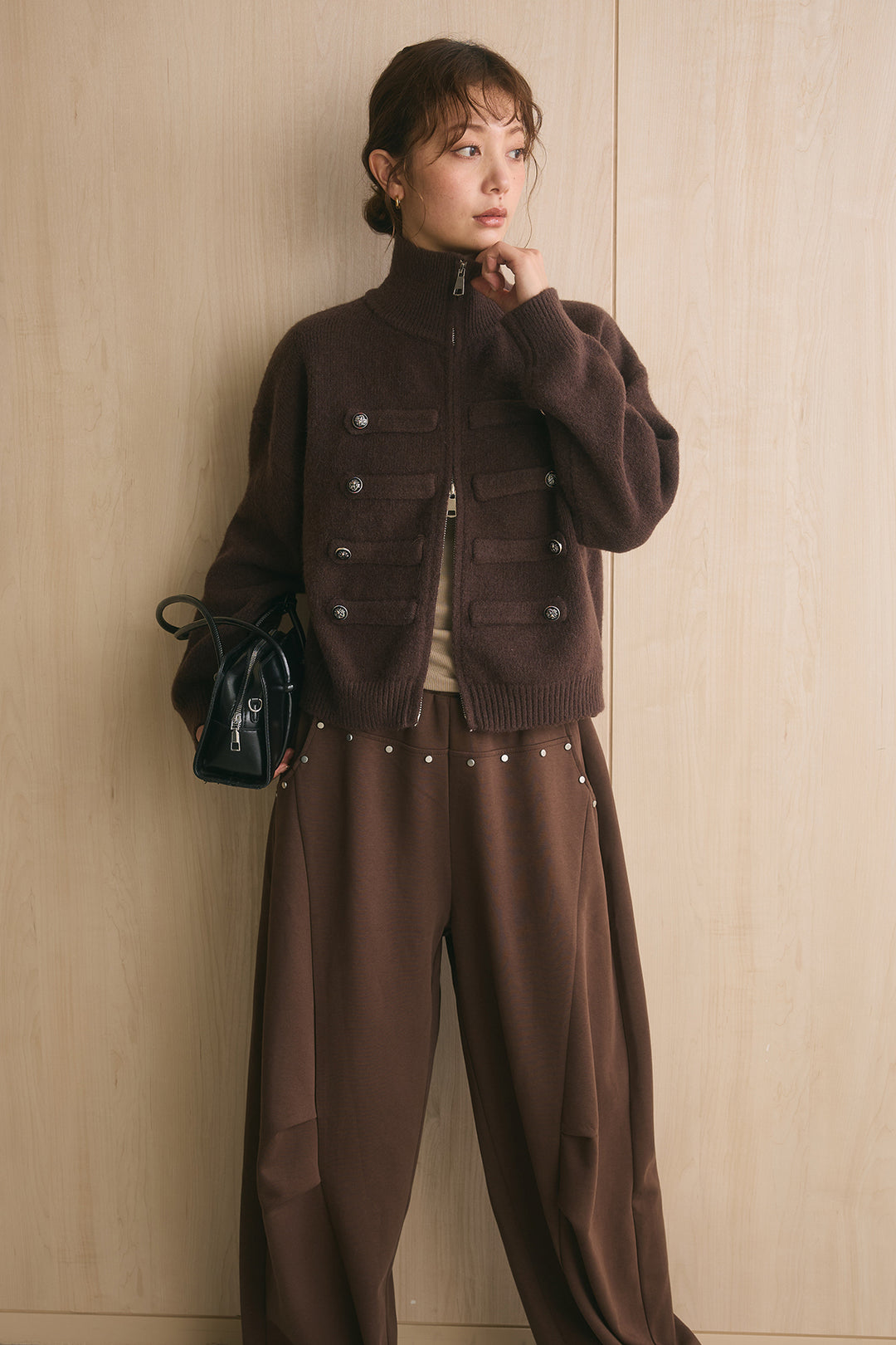 [SET]ナポレオンボタンハイネックニットブルゾン+スタッズ付きニーサイドタックスウェットパンツ(2set)