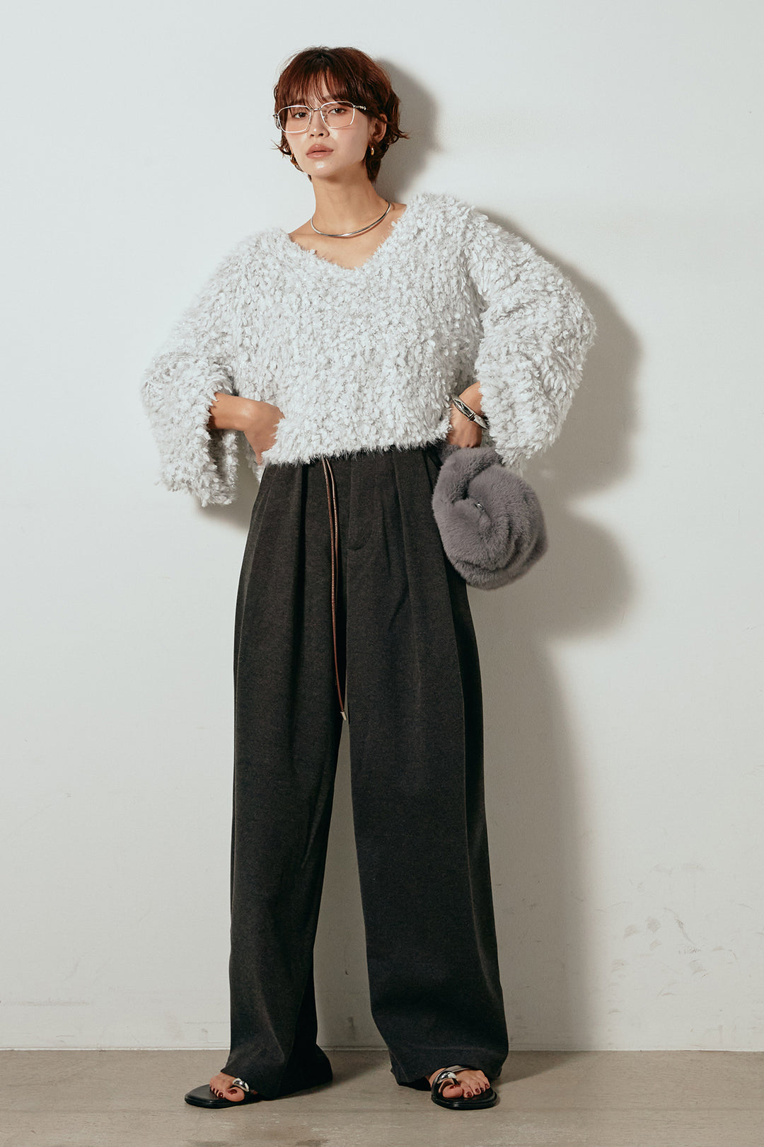 [SET]深Vネックチョウチョヤーンニットトップス+細フェイクレザーベルト付きワイドタックパンツ(2set)